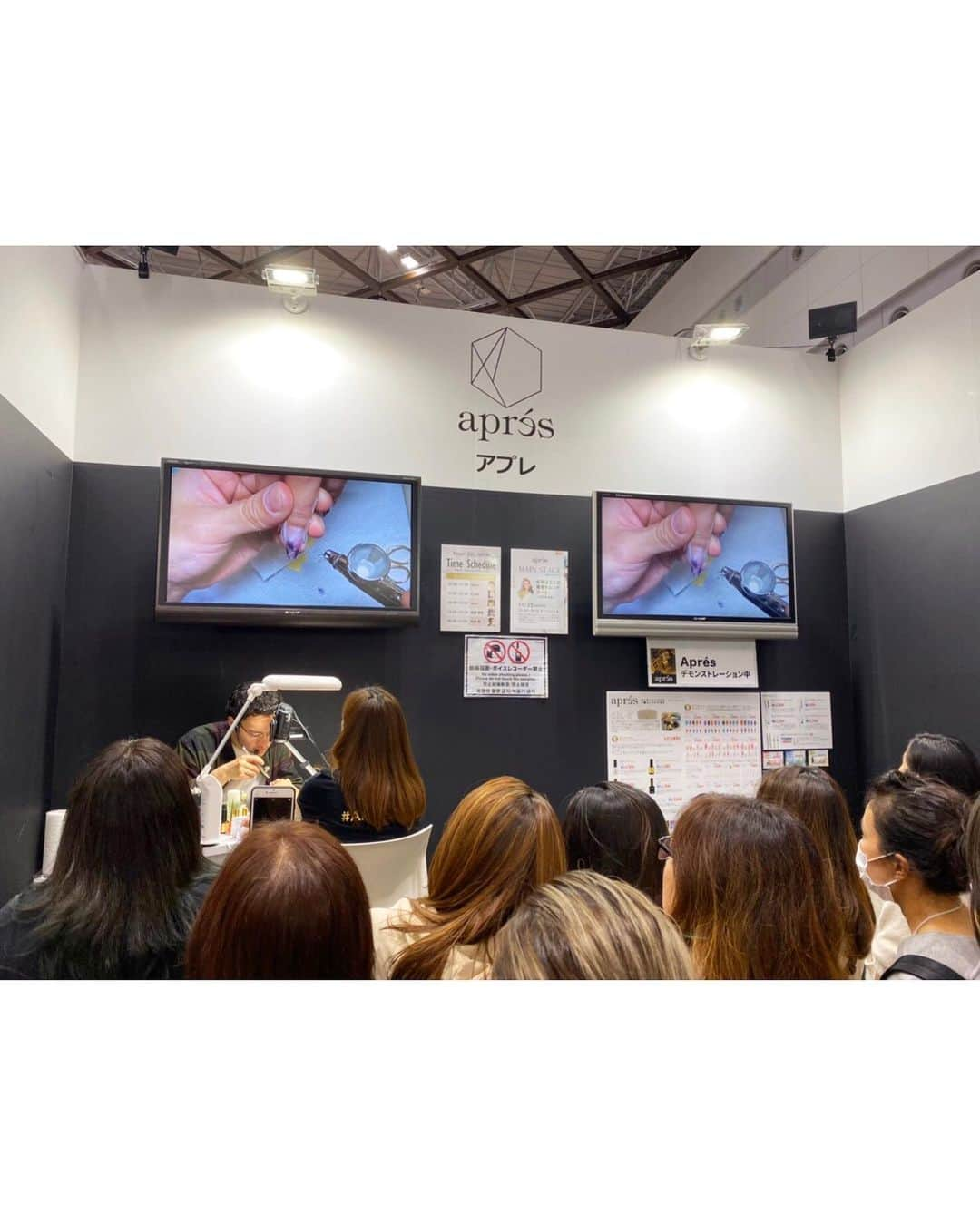 ryo kitamuraさんのインスタグラム写真 - (ryo kitamuraInstagram)「“ thanks!!NAIL EXPO 2019 “ ． ネイルエキスポ2019 ネイルパートナーアプレブース、MD-GELブース、ネイルマックスブースたくさんの方にお越し下さいまして本当にありがとうございました。 ． そして今回発売予定だったaprés air × ryokitamura エアブラシシステムが販売延期になってしまい、必ず来年2020年に更に進化して皆様のお手元に行くように努力します❄️ ． イベントまでかなり詰め込んでデザインや打ち合わせその中でのサロンワーク。 イベント本番はかなりのハイな状態ですが、終わるとドドっと疲労と日常に戻すのが大変ですが日々お越し下さるお客様、そしてその中で気づくサロンワーク内での気づき。 ． ネイリストに取って必要な技術、そしてそれをアシストしてくれる新しい商品。 ． 新しい事を始めるのはなんだって勇気や一歩が必要だけど、その先に広がる可能性を皆様にも大事にして頂きたく色んな事、物、機会にチャレンジして欲しいなと思います❄️ ． いつもステキな場所やチャンスを作って下さるメーカー様や、どんな状況でも支えてくれるモデルちゃん、優しく関わってくれる色んな先生方、そして遠方や色んなところから見に来て下さった皆様、本当にありがとうございました😊✨ ．」11月28日 13時43分 - ryo_kitamura