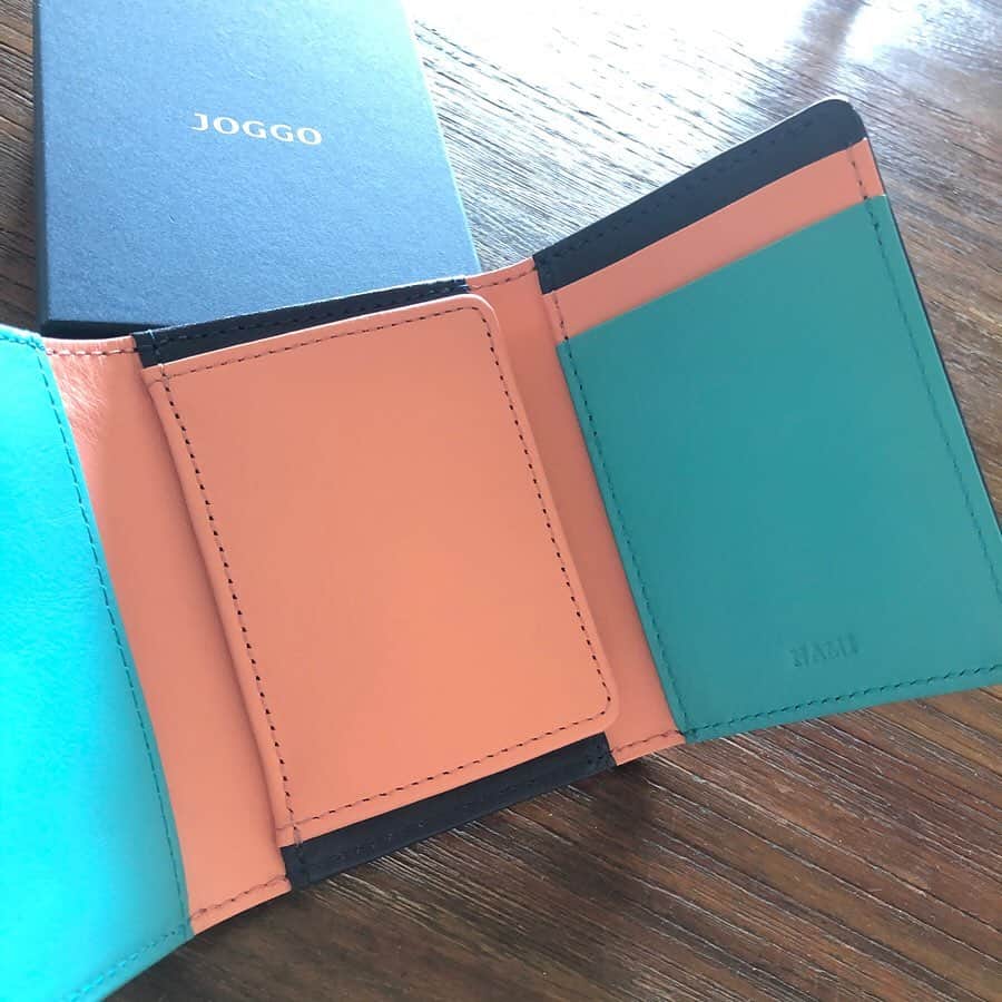 なーみさんのインスタグラム写真 - (なーみInstagram)「👛 👛 @joggo_store  のお財布ぅ❤️ 手乗りサイズが使いやすくてお気に入りだから カラーデザインを変えてもう一個🤲🏾❤️ 。 前回はぴんくにゴールドで可愛くだったので 今回は大人色に♡ でも開けたらやっぱりおぴんく欲しい🎀 。 。 全て職人さんの手作りで丁寧に作られています☺️ カラーデザインはオリジナルで自分のとっておきの一つを♡ 名前の刻印も出来きます。 プレゼント帯に『Design by ○○○』とご自身お名前も添えられます♡ クリスマスや記念日にとっても素敵✨ 11月12月の限定色（シャンパンゴールド、ロイヤルブルー）が数量限定ででています😍 私の三つ折りお財布は¥13800。 。 。 500円OFFになるクーポン是非ご利用下さい♡ 【CMJ19r161n】 ※バッグは対象外 有効期限：12月15日 オーダーは @joggo_store から! 。 🎄クリスマスに間に合うためには🎄 通常便のご注文は12/2まで 特急便のご注文は12/15まで🎅 ※各商品ごと+1000円。バッグは特急便対象外。 。 。 #joggo#pr#クリスマスプレゼント#プレゼント#ペア#世界に一つ」11月28日 14時03分 - nnnamiiii