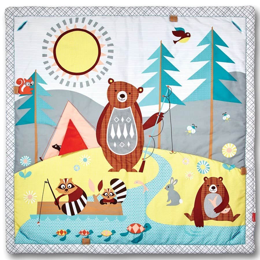 skiphop.jpさんのインスタグラム写真 - (skiphop.jpInstagram)「.﻿ クマさんやムシさんたちと、まるでキャンプ気分⁉🐻﻿ 本日のお写真は @c.natural.y.y さんより📷﻿ ﻿ クマさんのおもちゃをじーっと見つめて、興味津々💘﻿ 木目調のアーチと森の中をイメージしたマットの、ナチュラルテイストなアクティビティジム🌳☀﻿ ﻿ 取り外しできるおもちゃは、さわるとカシャカシャしたり、振るとカラカラ音がしたり、カミカミしたり、ミラーでお顔をのぞいてみたり…と楽しい遊びがたくさん💕🦝﻿ ﻿ 4通りの遊び方(仰向け・腹ばい・おすわりして・アーチを取り外してプレイマット)があるので、色々な場面で長く遊べます🌼✨﻿ ﻿ ---------------------﻿ 色々探してこれだと思ったベビージム！！﻿ やっぱり買って良かった♥️﻿ ﻿ 寝てても、ぶら下がってるのを見たり掴んだり舐めたり。﻿ カメのお腹の鏡は、ジーっと見てる！﻿ アライグマは、かみかみ(笑)﻿ くまさんは、持つと中のビーズがカラカラとなって楽しそう！﻿ ホタルは、おしりがピカピカ✨﻿ ﻿ マットにも仕掛けがあって﻿ 太陽は、触るとカシャカシャ音がなる。﻿ テントをあけると、スカンクさんがこんにちは！﻿ くまさんのお腹はふわふわ♥️﻿ ﻿ マットの端と、テントのポール二段階に、仕掛けおもちゃを引っかけられる！﻿ ﻿ たくさんの使い方ができて、ながーいこと楽しめるこのベビージム！大満足です♥️﻿ ﻿ #5月生まれ #女の子ママ #新米ママ #育児記録﻿ ----------------------﻿ #スキップホップ でみなさんも投稿してみてくださいね！﻿ ﻿ 商品名:キャンピングカブ・アクティビティジム﻿ _____________________________________________________﻿ #ダッドウェイ #dadway #skiphop #shareskiphop #スキップホップ #ベビー #ベビー用品 #ベビーグッズ #ファーストトイ #出産祝い #室内遊び #おうち遊び #歯固め #ラトル #知育おもちゃ #赤ちゃんのいる生活 #赤ちゃんとの暮らし #赤ちゃんのいる暮らし #プレイジム #プレイマット #ベビージム #instababy #ベビスタグラム #お昼寝タイム #新米ママ #プレママ」11月28日 14時00分 - skiphop.jp