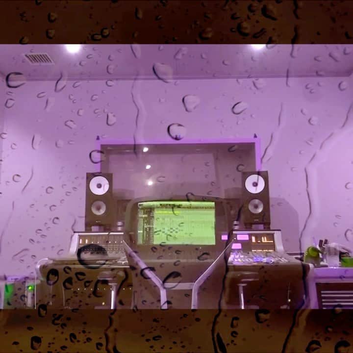滴草由実のインスタグラム：「#newsong #制作中」