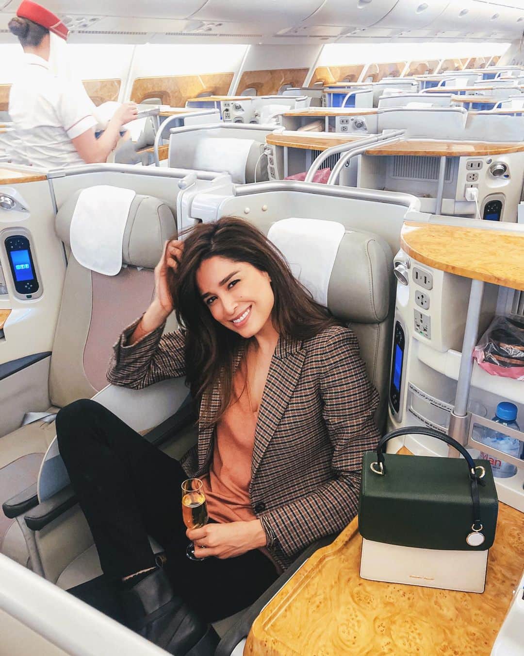 のインスタグラム：「ドバイへ行ってきまーす‼️ 🇦🇪♥️ ・ エミレーツ航空の素晴らしいサービスと 快適な機内の時間を過ごしています！ ・ どんな、私がワクワクしているか 顔で分かる❓🥰♥️😍😁 ・ ドバイのおすすめ情報があったらコメントしてね😉♥️ ・ Off to visit Dubai🇦🇪♥️ ・ Can you see the excitement on my face?!?🥰😆♥️😍 ・ traveling very comfortable with@emirates the  best service and with the most kind cabin crew!!!! 😍🙏♥️😇 ・ If you have any suggestions on what to  do in Dubai send me comments!! ・ #dubai#emirates#ドバイ#エミレーツ航空」