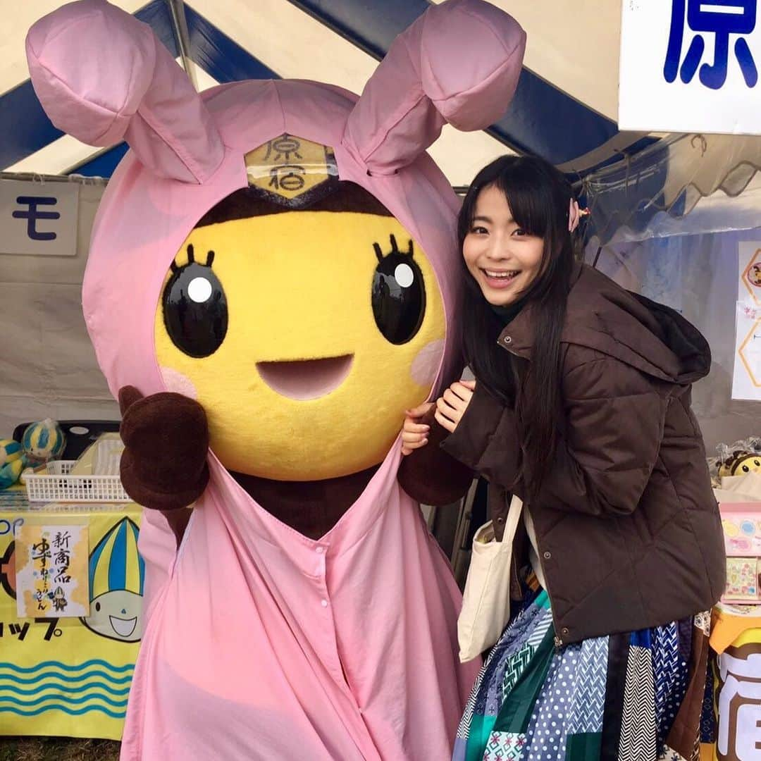 寺嶋由芙さんのインスタグラム写真 - (寺嶋由芙Instagram)「コロンバンのみっころちゃん！コロンバンのお菓子大好きだからみっころちゃんに会えると幸せな気持ちになりますヾ(*ﾟωﾟ*)ﾉ ・ テイチクさんが原宿にあった頃、こぶしまるとよく遊んでくれてたみっころちゃん！移転してからはなかなか会えなくて寂しいけど、これからもこぶしまるをよろしくねー！ ・ #原宿みっころ #原宿 #コロンバン  #コロンバン原宿本店 #ご当地キャラ #はにゅはにゅ #世界キャラクターさみっとin羽生 #埼玉県 #羽生市 #羽生 #ゆっふぃー #アイドル #japaneseidol #idol #ゆるキャラ #yuruchara #吉祥物」11月28日 14時12分 - yufu_terashima