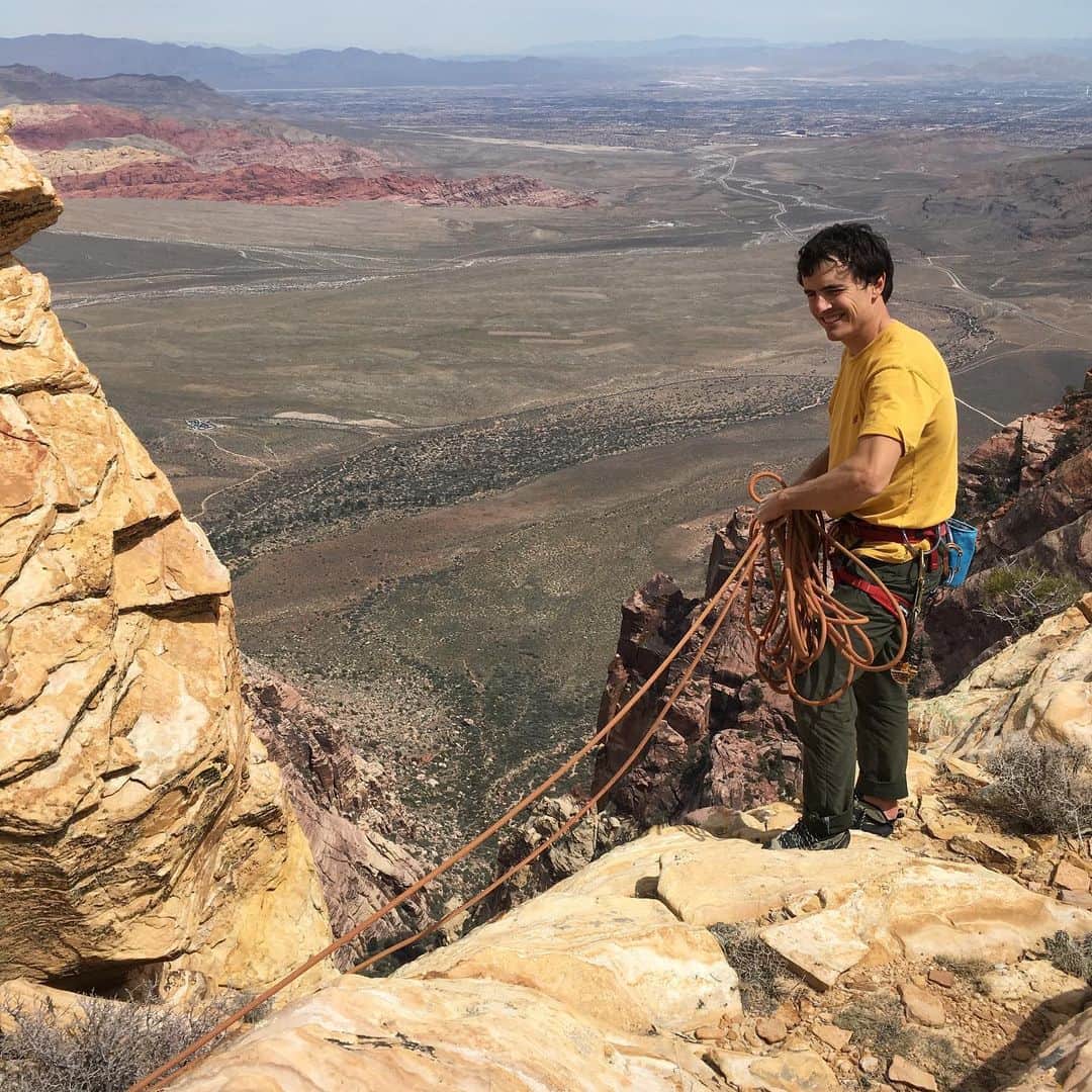 アレックス・オノルドのインスタグラム：「I’m so sorry to hear that @bradgobright just died in a climbing accident. He was such a warm, kind soul - one of a handful of partners that I always loved spending a day with. I suppose there’s something to be said about being safe out there and the inherent risks in climbing but I don’t really care about that right now. I’m just sad for Brad and his family. And for all of us who were so positively affected by his life. So crushing. Brad was a real gem of a man. For all his strengths and weaknesses (like his insanely strong fingers, or living out of a Honda Civic...) at the core he was just a good guy.  I guess there’s nothing really to say. I’m sad. The climbing world lost a true light. Rest in peace...」