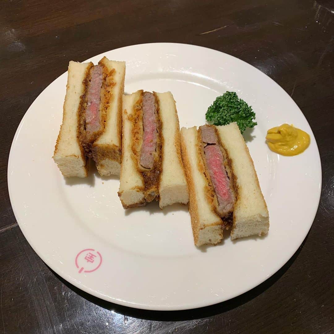 ナオミ・シマダさんのインスタグラム写真 - (ナオミ・シマダInstagram)「wearing leggings for the foreseeable future  a kansai special in order of appearance:  1. omu-rice in osaka 2. spicy hot pot staff meal at taiho, kyoto  3. katsu-sandwich 4.a selection of hot sobas in kyoto 5. melon bread stuffed with ice cream 6. matcha + vanilla soft cream in kyoto 7. okonomiyaki w mochi,bacon+ cheese in osaka 8. mapo-tofu In kyoto 9. oden from family mart 10. takoyaki in osaka  thank you to everyone who fed us + took care of us - おせわになてほんとにありがとうございます！❣️」11月28日 19時38分 - naomishimada