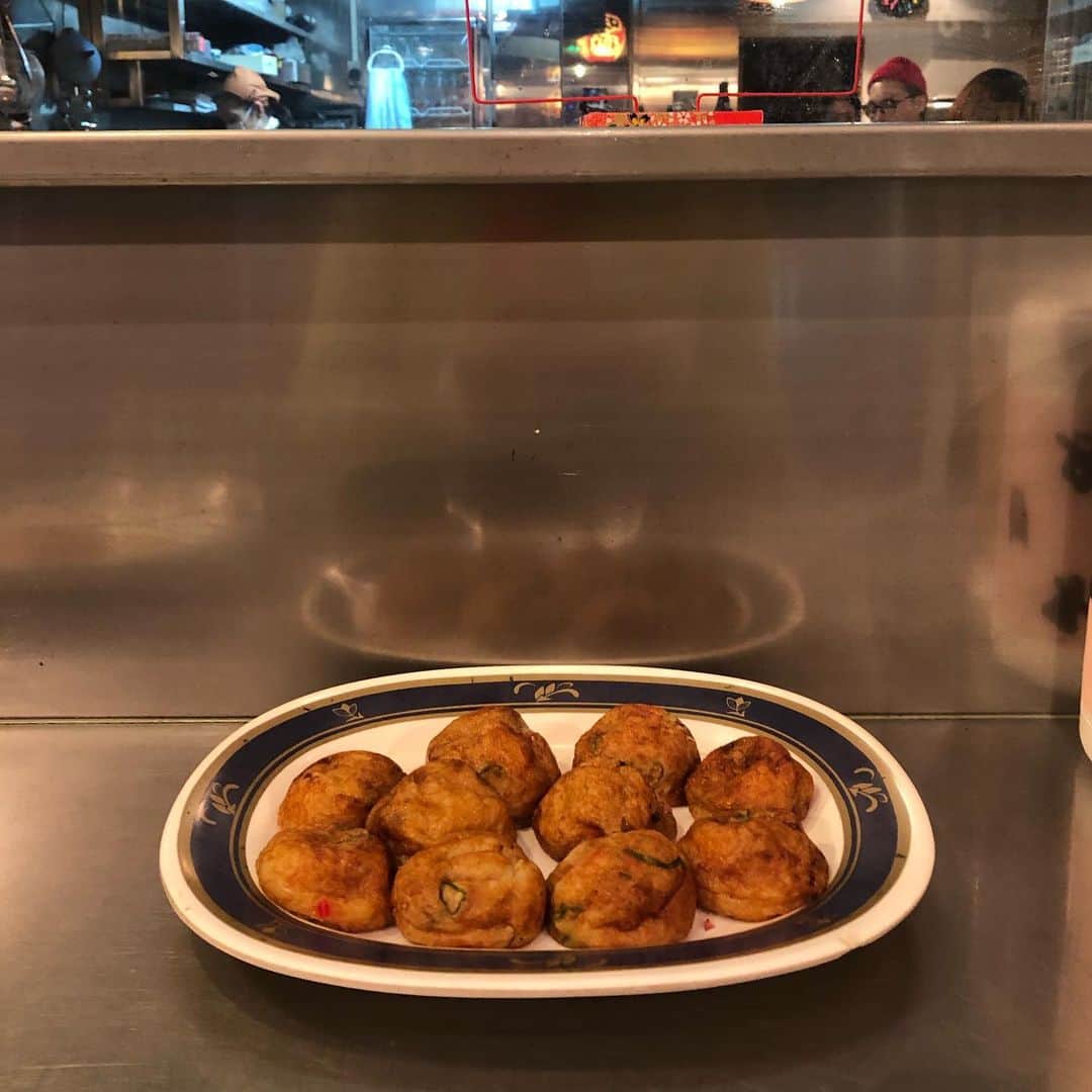ナオミ・シマダさんのインスタグラム写真 - (ナオミ・シマダInstagram)「wearing leggings for the foreseeable future  a kansai special in order of appearance:  1. omu-rice in osaka 2. spicy hot pot staff meal at taiho, kyoto  3. katsu-sandwich 4.a selection of hot sobas in kyoto 5. melon bread stuffed with ice cream 6. matcha + vanilla soft cream in kyoto 7. okonomiyaki w mochi,bacon+ cheese in osaka 8. mapo-tofu In kyoto 9. oden from family mart 10. takoyaki in osaka  thank you to everyone who fed us + took care of us - おせわになてほんとにありがとうございます！❣️」11月28日 19時38分 - naomishimada