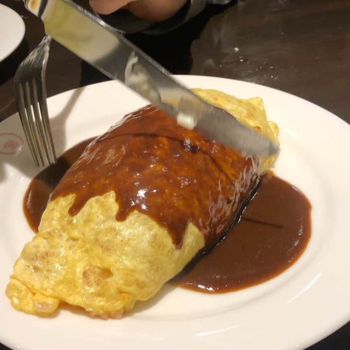 ナオミ・シマダのインスタグラム：「wearing leggings for the foreseeable future  a kansai special in order of appearance:  1. omu-rice in osaka 2. spicy hot pot staff meal at taiho, kyoto  3. katsu-sandwich 4.a selection of hot sobas in kyoto 5. melon bread stuffed with ice cream 6. matcha + vanilla soft cream in kyoto 7. okonomiyaki w mochi,bacon+ cheese in osaka 8. mapo-tofu In kyoto 9. oden from family mart 10. takoyaki in osaka  thank you to everyone who fed us + took care of us - おせわになてほんとにありがとうございます！❣️」
