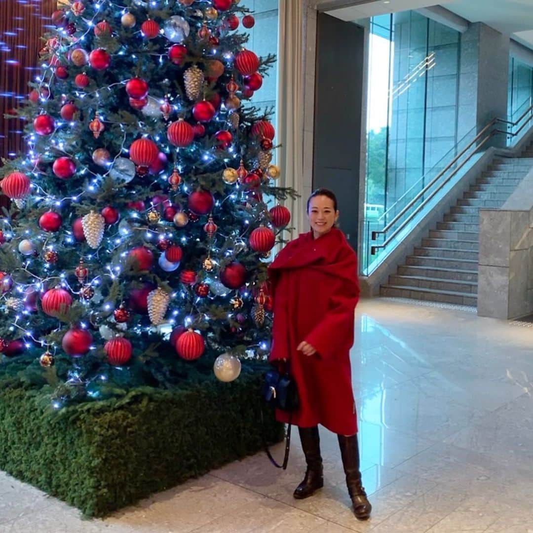のインスタグラム：「※ Winter mode 🎄 . クリスマスモードと共に 寒さもやってきたけれど 着たかったアウターが着られる💛 . このアウター試着しなくちゃ 良さがわからない、1着✨ . . #outer #balenciaga #バレンシアガ  #boots #sartore #サルトル #bag #delvaux #デルヴォー  #fashion #instafashion #ファッション」