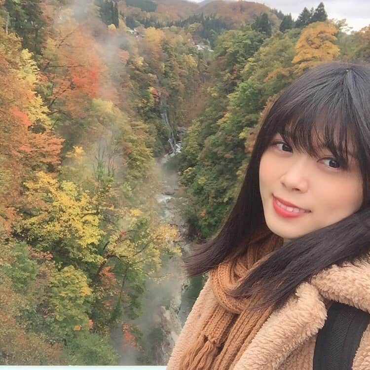 シュアン（施鈺萱）さんのインスタグラム写真 - (シュアン（施鈺萱）Instagram)「#推薦日本好去處 #秋田女子旅 #二日目 ・ #小安峽大噴湯 這裡是小安峽地區最有名的觀光景點 一座紅色的河原湯橋點綴了秋色 60公尺的V字谷 溫泉噴出的蒸氣，有種可以回到過去的感覺(笑) 大自然的力量真的是嘆為觀止!!! ・ #川連漆器傳統工藝館 # 蒔繪體驗 日本很有名的傳統工藝， 第一次體驗漆器 蒔繪體驗！ 看似簡單，其實要畫得好看超難 但是自己畫得別有風味，更是獨一無二的土產 撒上漸層金粉更美 工藝館展示的各種傳統工藝 自己畫完之後更能體會它的難處呢 ・ #川原毛地獄 日本的三大靈地之一！ 硫磺礦山造成白白的一片 真的是能感覺大自然的奇妙！ *小提醒:冬天不開放 ・ ・ ・ 推薦交通:增田小安線 非常方便的接駁巴士喔(有中文網頁) https://komachi-shuttle.com/hantai/ ・ #秋田 #日本旅行 #溫泉旅行 #akita #施鈺萱 #漢娜在翻譯 #nina #台灣女子旅 ・ ——————————- ・ #日本観光スポットオススメ #秋田女子旅 #二日目 ・ #小安峡大噴湯 小安峽区では一番有名な観光スポット 赤色の河原湯橋が素敵です 60メートルのV字谷 熱湯と蒸気が激しく噴出している 本当に凄かった！！ ・ # 川連漆器伝統工芸館 # 蒔絵体験 日本で有名な伝統工芸 初めましての蒔絵体験 簡単に見えるけど、実はすごく難しかった！ でも自分が描いた特別なお土産だし キラキラしてる金色の粉もすごく日本っぽい 工芸館でいろんな食器を展示していて 蒔絵は本当に難しいとさらに感じるね！ ・ #川原毛地獄 日本三大霊地 酸性火山ガスの漂白作用で真っ白！ 大自然ってすごいね！ *冬季閉鎖なので、ご注意ください ・ オススメ交通手段:こまちシャドル 非常方便的接駁巴士喔(有中文網頁) https://komachi-shuttle.com/ ・ #秋田 #日本旅行 #溫泉旅行 #akita #施鈺萱 #漢娜在翻譯 #nina #台灣女子旅」11月28日 19時40分 - ts_hsuan