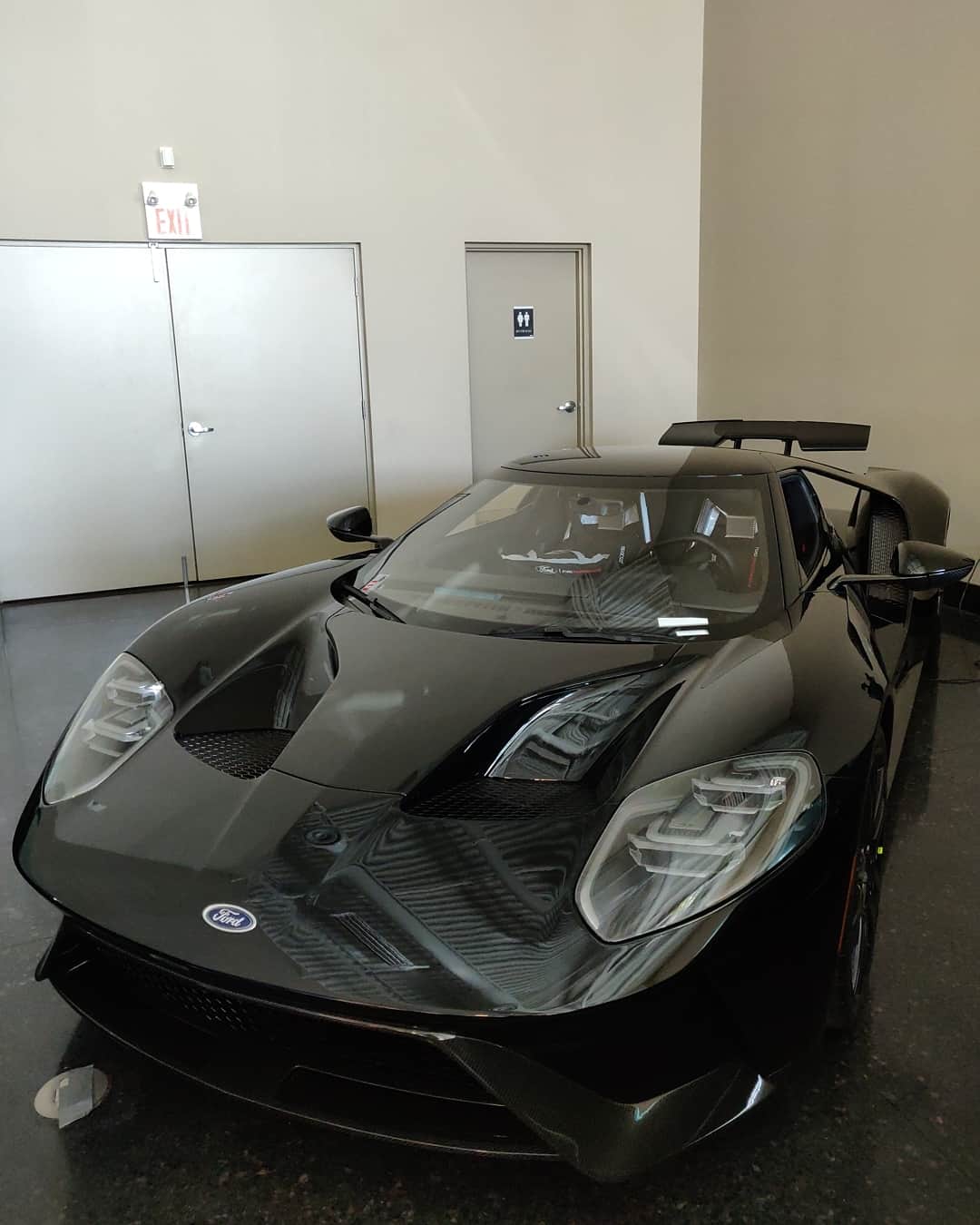 CarsWithoutLimitsさんのインスタグラム写真 - (CarsWithoutLimitsInstagram)「Black/Black Ford GT  #carswithoutlimits #fordgt」11月28日 14時23分 - carswithoutlimits