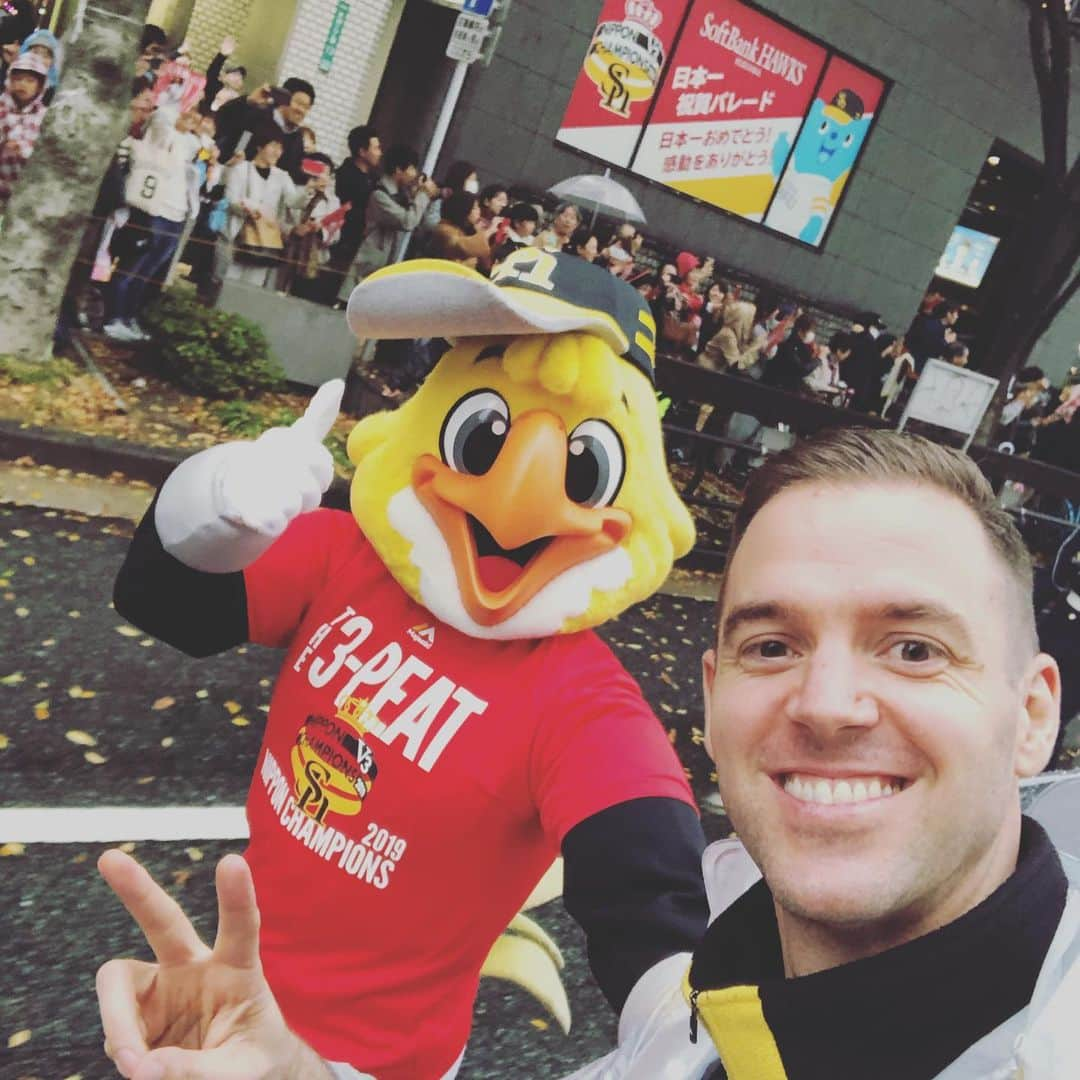 リック・バンデンハークさんのインスタグラム写真 - (リック・バンデンハークInstagram)「The Hawks parade in Fukuoka was this past weekend! It was truly amazing to experience the supportive vibe from all the fans. I shared the car with the two super rookies. All the girls were screaming for them; @takahashirei_hawks28  #sbhawks #バンデンハーク #パレード #V3 #npb2019 #champions」11月28日 14時25分 - rick_vdhurk