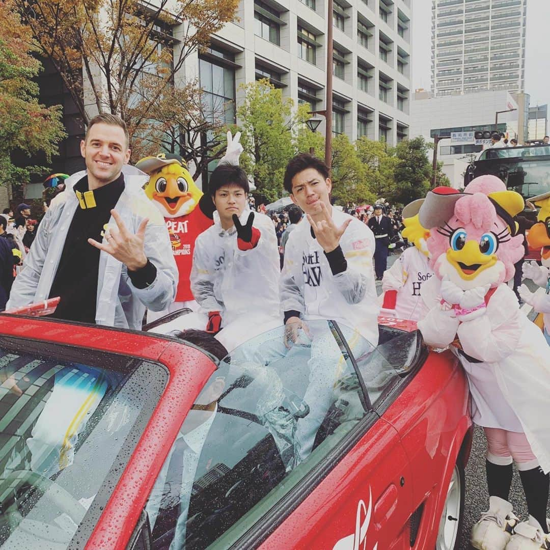 リック・バンデンハークのインスタグラム：「The Hawks parade in Fukuoka was this past weekend! It was truly amazing to experience the supportive vibe from all the fans. I shared the car with the two super rookies. All the girls were screaming for them; @takahashirei_hawks28  #sbhawks #バンデンハーク #パレード #V3 #npb2019 #champions」