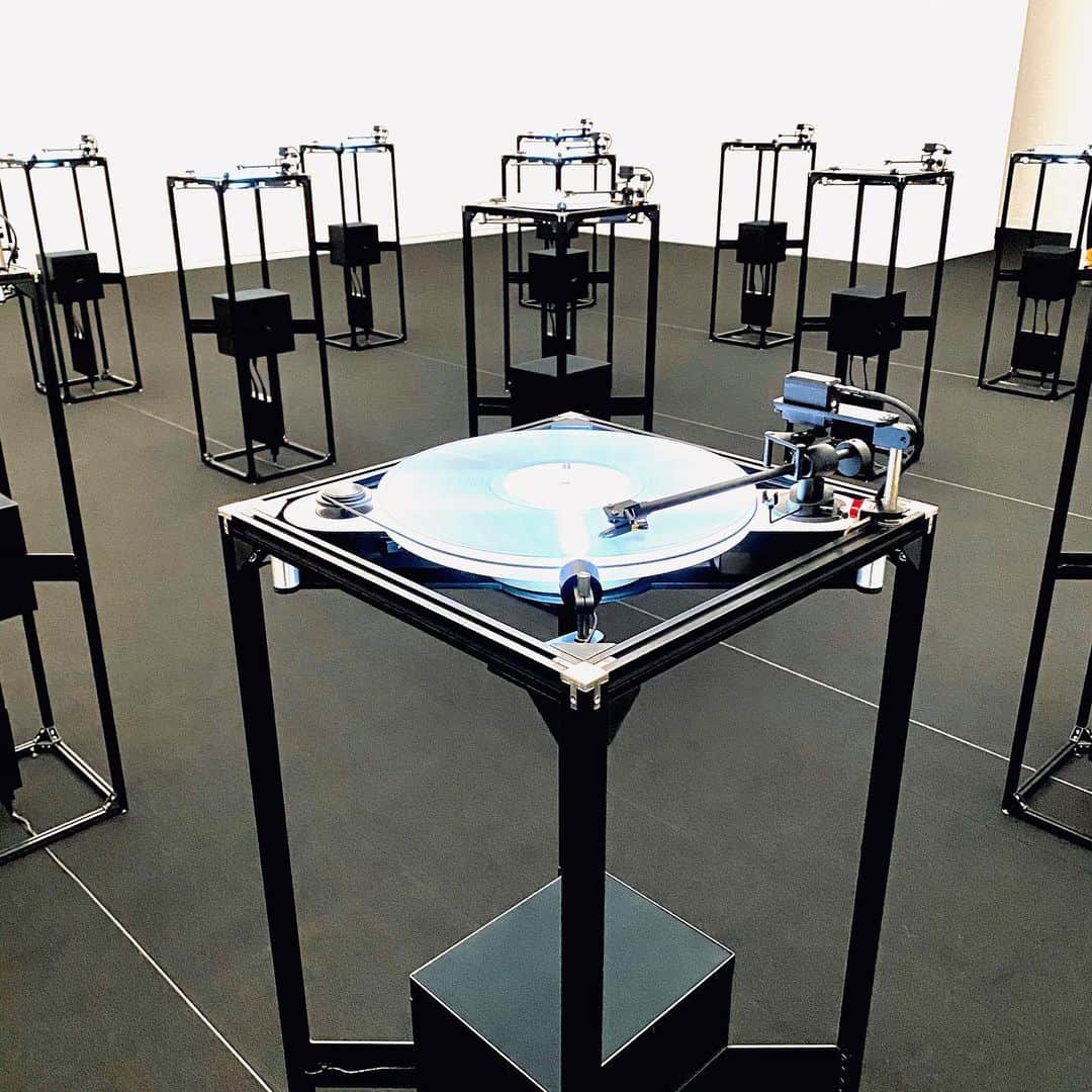 のインスタグラム：「“ ダムタイプ｜アクション＋リフレクション ” 展に行って来た。デザインやアートに対して物心がつきはじめた頃に憧れの存在だったダムタイプを、改めて振り返る良い時間だと思って足を運びましたが、今見る方が衝撃的でその先見性や普遍性、そしてディテールへのこだわりに身が震えました。皆さま是非！！！ @ 東京都現代美術館  I went to the exhibition of “DUMB TYPE｜ACTIONS +REFLECTIONS” They were my admiration when I started thinking about design and art. I went there thinking that it was a good time to look back on their work. However, it was shocking to see now, and I was shaken by the foresight, universality, and attention to detail. Please go and see their exhibition! @ Museum of Contemporary Art Tokyo」