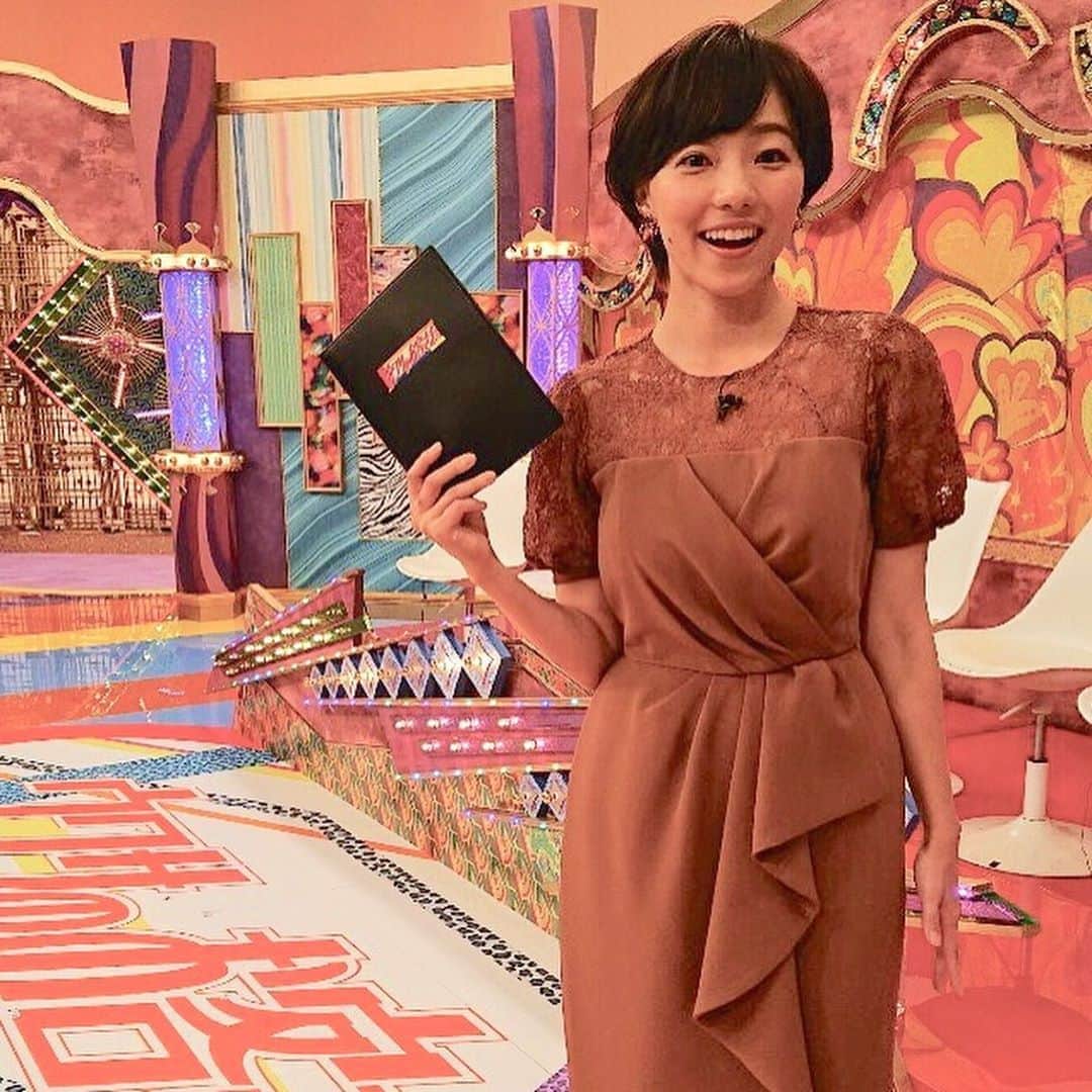 のインスタグラム：「✨明日、夜放送✨  11月29日(金)夜9時〜 フジ「ウワサのお客さま」  今回は、宝くじ売り場にいるお客さま。年末ジャンボの季節ですね〜。 お金の価値観は、人それぞれ。なかなか深い人生ドラマがつまっています。 #ウワサのお客さま #宝くじ  衣装は #lagunamoon」