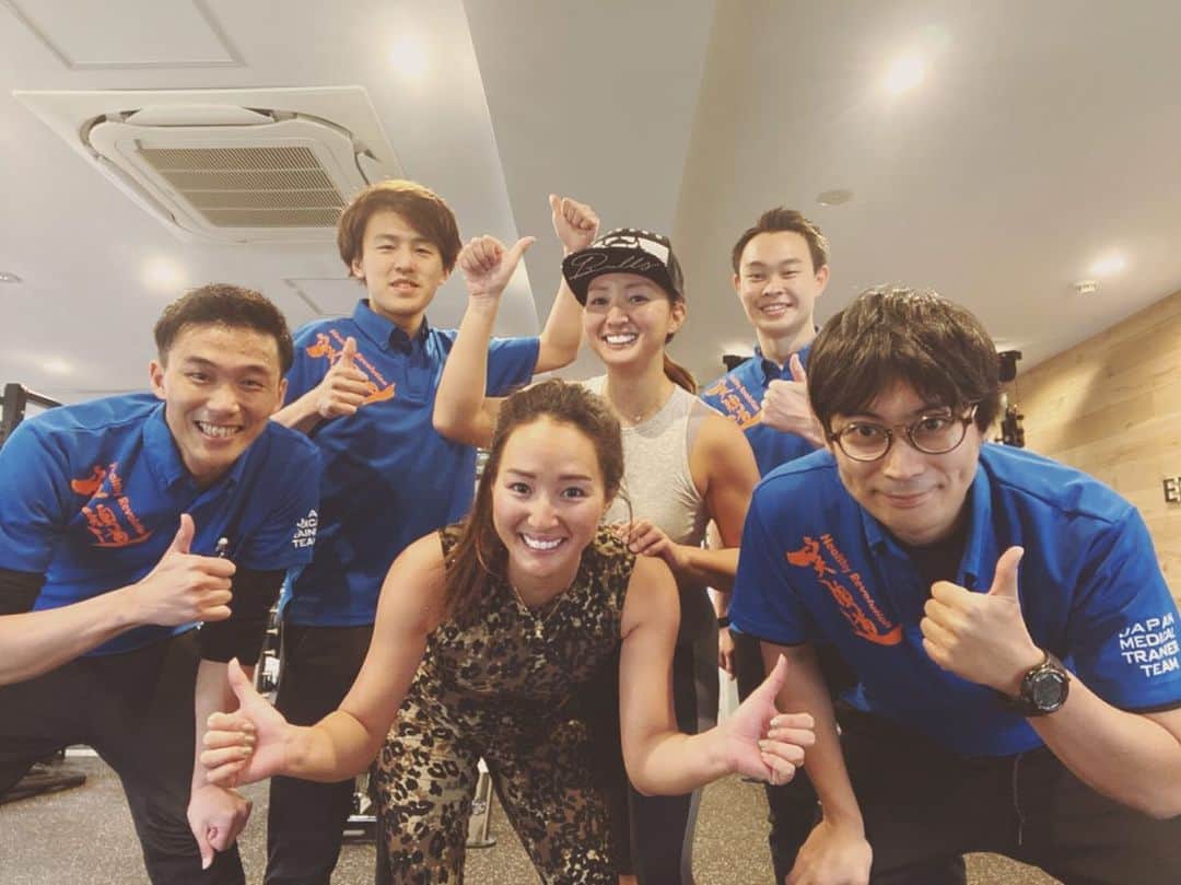 木村真野のインスタグラム：「#entiregym でパーソナルトレーニング。  少し休んでしまった身体は重い😭😱 最近、まやさやのトレーニングを見にきてくれる笑顔道のトレーニング課のみんな。 「あれ？今日は一緒にやるよね？😏」 と私が声をかけてしまいwww  一緒にトレーニングしてくれました(^^) 自分はここが得意なんだ！とか 弱いなぁとか 他人のトレーニングをみて 気付ける部分がある。  きっとめちゃくちゃ歳下の彼らに 男女も年齢も関係なく負けたくない！！ 負けず嫌いを刺激してもらえて 感謝してます。  周りが強く当たり前にできる中にいると 自分だけできないのが悔しくなる。  きついけど達成感や筋肉痛が嬉しくてしょうがない。  32歳できっと42歳になったら 頑張ってきてよかったと必ず思える自分でいたい。  また、トレーニングしましょう🤣😂🤣😂 @egaodo1234  @egaodo.hideto.fukuda  @egaodo.inoue.entire  @egaodo.suzuki  @egaodo.group  @egaodo.noborito  @egaodo.trainer.team  @entire.gym  @entire.egaodo」