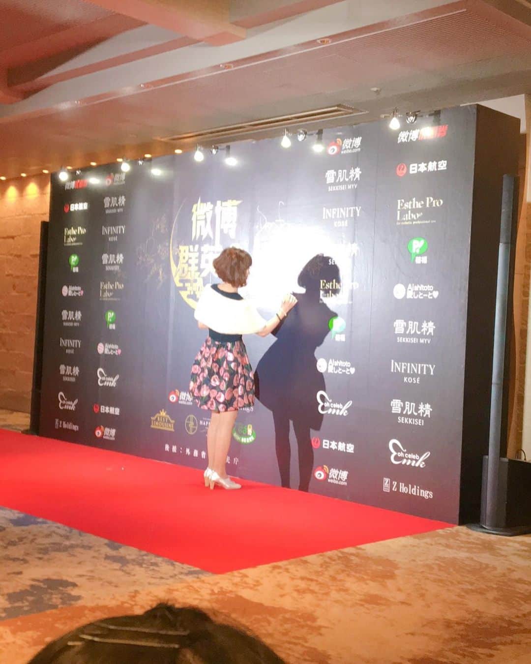 岩本初恵さんのインスタグラム写真 - (岩本初恵Instagram)「東京に来てます Weiboレッドカーペット 歩きました 嬉しい 💕💕 そうそうたる皆様です 私は有名人枠で 呼ばれてる 嘘みたいな本当の話 💕💕 中国に 愛しとーとが 広がっている 嬉しい 💕💕 中国のKOLさん達が 皆様Weiboでアップして くれてます 嘘みたいな本当の話 びっくり ありがとう御座います Weiboデビュー 嬉しい😆 💕💕 #はっちゃんコーデ #大人コーデ #コーデ #今日のファッション #愛しとーと #オシャレ #コラーゲン #大人女子 #オシャレコーデ #アラ還 #オシャレ好き # #服 #私服 #weibo  #レッドカーペット  #経営者 #オンラインサロン #fashion #aishitoto #happy #today #ootd #love #fun #style #東京  #八芳園」11月28日 14時43分 - hatsue_iwamoto