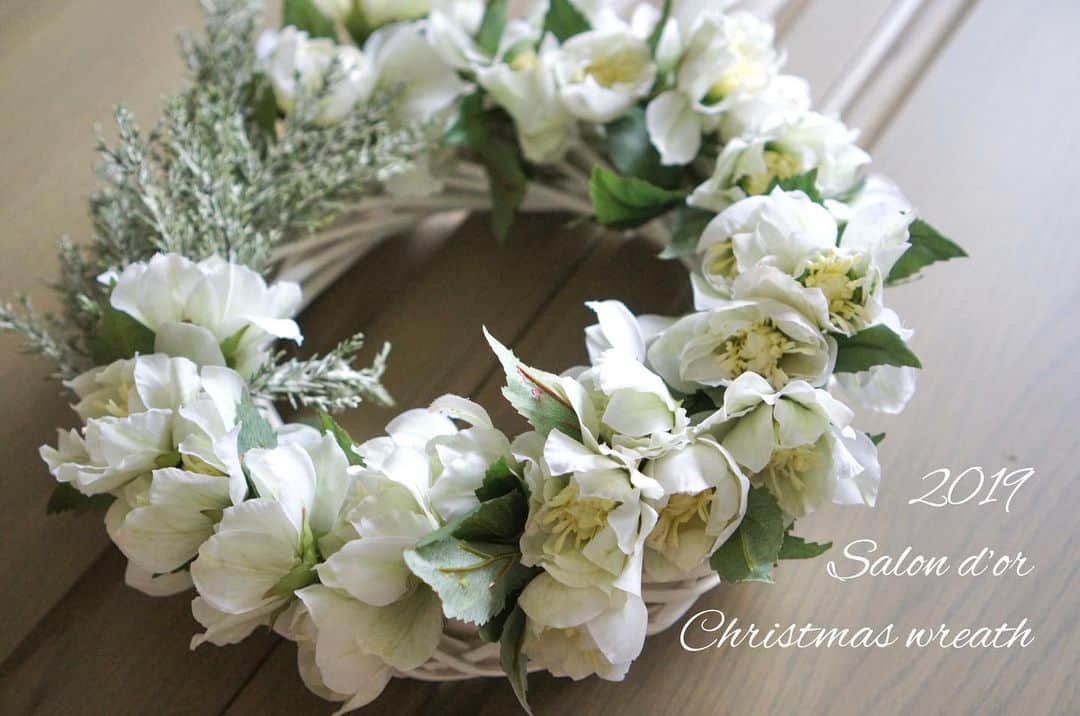 池上真麻さんのインスタグラム写真 - (池上真麻Instagram)「お花のデザインでは、リースのデザインが一番好きかな。 . 今年のクリスマスリース、最後のデザイン。クリスマスローズを使ったホワイトリースができました！とってもかわいいです！！ 明日からサロンドール　@salondorstyle で販売します！ . #サロンドール #クリスマスリース #クリスマスローズ #リース #アーティフィシャルフラワー #造花 #christmaswreath」11月28日 14時49分 - marsaikegami