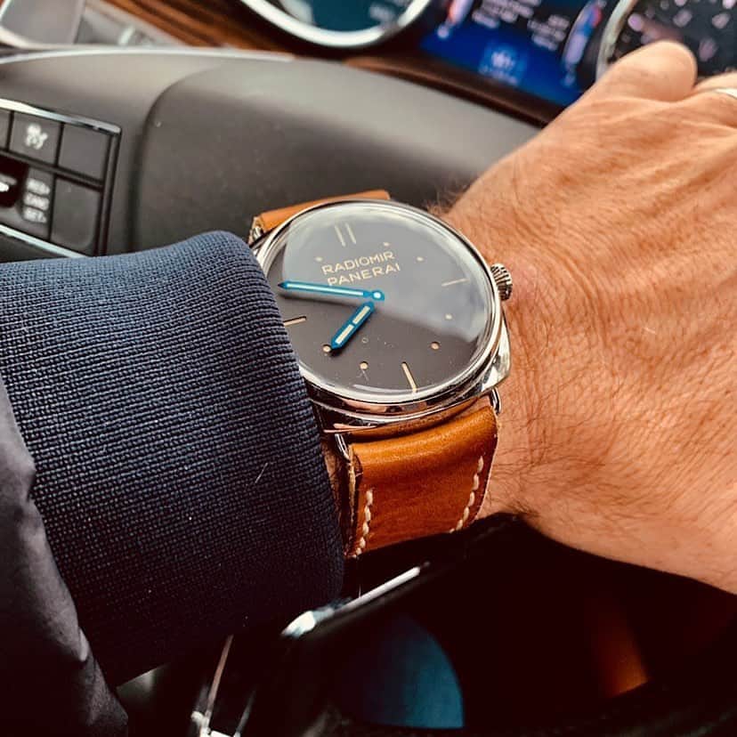 パネライのインスタグラム：「What are your thoughts on the classic SLC dial?  Those blue hands absolutely pop perfectly. Pic by @paneraierik #paneraicentral」