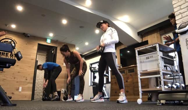 木村真野さんのインスタグラム写真 - (木村真野Instagram)「#entiregym #mayasaya #training #personaltraining #tokyo #adidas #adidastokyo #adidastwins #reebok #reebokjp #twins #ultraboost #team #egaodo #笑顔道　 @reebokjp  @adidas  @adidastokyo  @egaodo1234  @egaodo.hideto.fukuda  @egaodo.suzuki  @egaodo.group  @egaodo.inoue.entire  @egaodo.noborito  @egaodo.trainer.team  @entire.egaodo  @entire.gym  @egaodo.inoue.entire」11月28日 14時53分 - mayakimura5