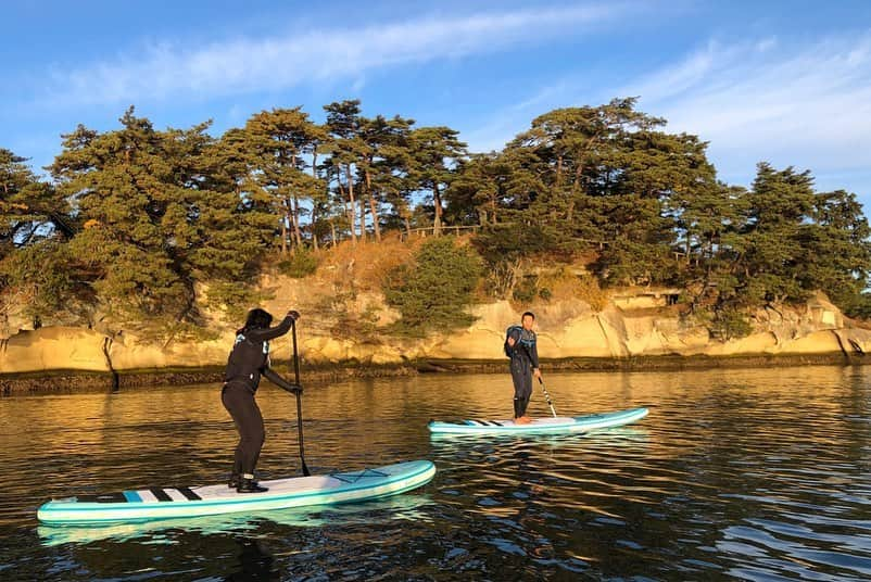 東北女子さんのインスタグラム写真 - (東北女子Instagram)「⠀ SUP能看到的景色 ⠀ SUP立槳最大的魅力就是 靠著自己的雙手探索平常見不到的景色 ⠀ 幸運看到一些楓葉 再次感受松島的魅力🥺 ⠀ 📍體驗詢問： 野遊 @yayusnowsup ✨  #日本東北 #東北女子travel #東北 #仙台 #松島 #松島町 #sup #立槳sup #立槳 #日本三景 #松島灣 #宮城 #行くぜ東北 #miyagi #matsushima #日本景色 #海上運動 #日本sup #日本東北sup #日本東北旅遊 #日本自助 #サップ #松島sup #松島サップ #SUP体験」11月28日 14時53分 - tohoku_girl_official