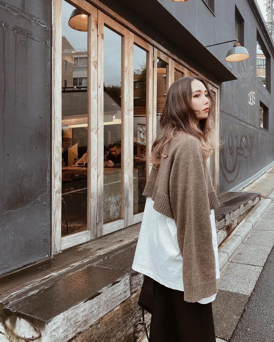 のインスタグラム：「. . 大人気ミニタートルニットの着回しでロンTを レイヤードしたコーデを見たいとの リクエストを頂いていたので🙏 . 肌見せが苦手な人、寒い時はロンTやシャツを重ねてもかわいいよ❤︎ . . #ACYM #ootd #outfit #coordinate #ショートニット #レイヤードコーデ  #大人カジュアルコーデ #タートルニット」