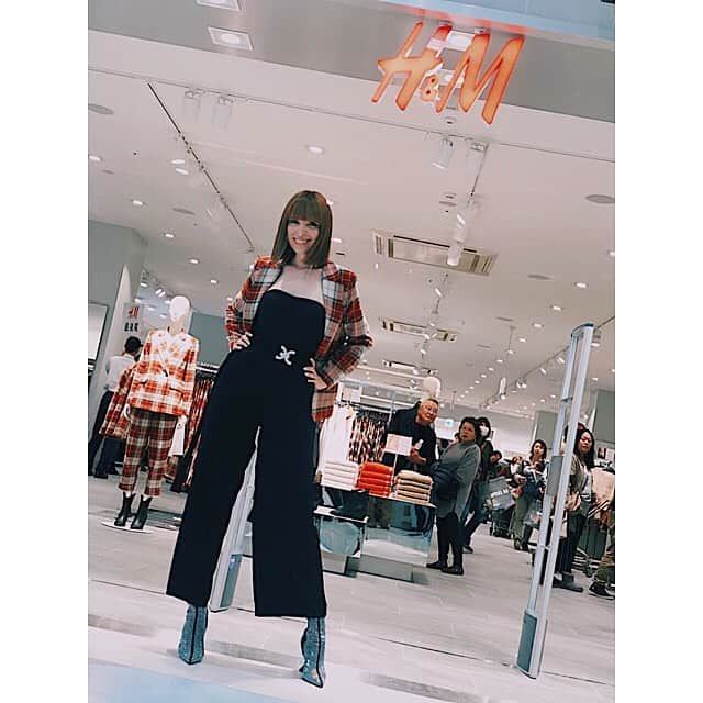 IVANさんのインスタグラム写真 - (IVANInstagram)「* cut the tape and opened the new one @hm ✂️🎀🎀🎊🎊 今年最後のH&Mオープニングテープカットセレモニー💕 締め括らせて頂きました✨ #hm#熊本#イオン宇城店#テープカットセレモニー#沢山来てくだって嬉しい#くまモンポーズのルーカス社長」11月28日 15時06分 - fresanaca