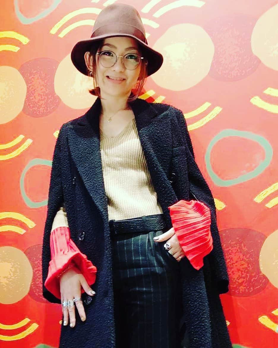 宮本美季のインスタグラム：「マックの壁の赤と袖の赤のコラボ。 #今日のファッション #毛玉に見えるけど #そういう生地」