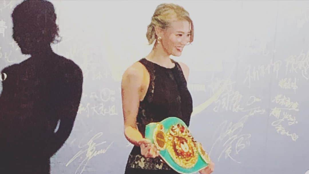 高野人母美さんのインスタグラム写真 - (高野人母美Instagram)「#微博　#weibo #China #redcarpet #boxing #boxer #中国　#asia #japanese #tomomitakano #高野人母美  レッドカーペット歩いた💁🏻‍♀️」11月28日 15時01分 - tomomitakano7