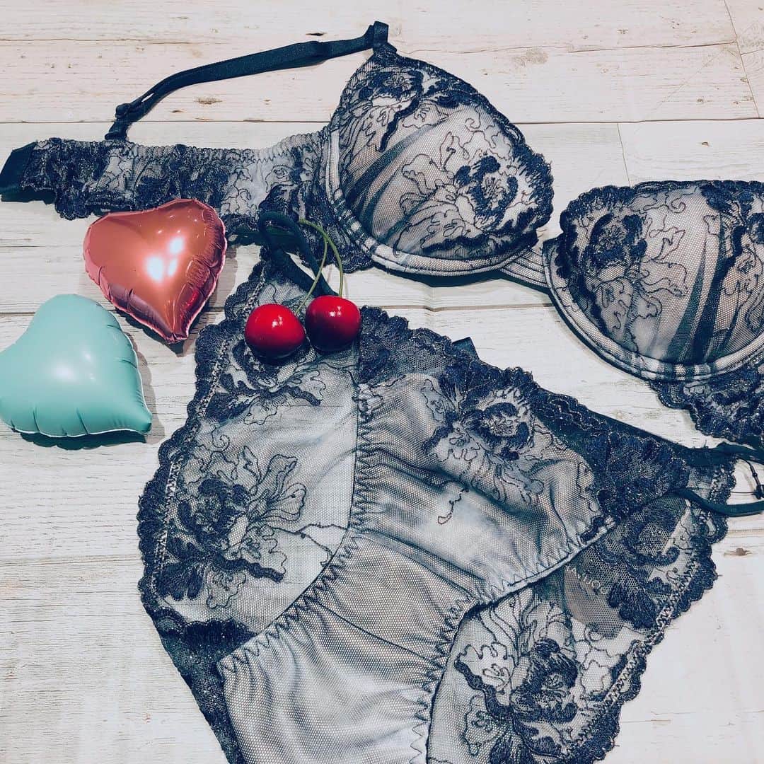 Ravijour札幌4丁目プラザ店のインスタグラム：「#onsale  不動の人気のランジェリー スモーキーフラワー💕☃️ 詳しくは BLOG書きました！ TOPのURLから飛んでください✈️ #ravijour  #ravijour_official  #ravijoursapporo  #ラヴィジュール」