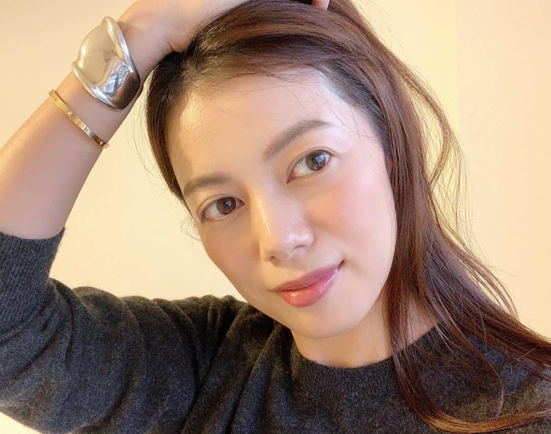 中林美和さんのインスタグラム写真 - (中林美和Instagram)「お肌と髪の調子が良かったから、 今日はツヤ肌をメインに、アイメイクはなし。 アイブロウとチークだけのメイク☺️ スッピンは自信ないけど、 ナチュラルなスッピン風メイクが一番心地いい！  本格的に乾燥する季節が到来したので MAROAのトリートメント10分パックと、 朝晩フェイシャルパックを欠かさずにやっています。 髪もお肌もツヤが出ると気分がいいなあ♡ 今日もがんばりましょう！  #毎日今日が一番いい髪 #質問によくありますが #いつも美肌加工アプリは使っていません ☺️ #miwasbeautylife #maroa#マロア @maroa_organic」11月28日 15時13分 - miwanakabayashi