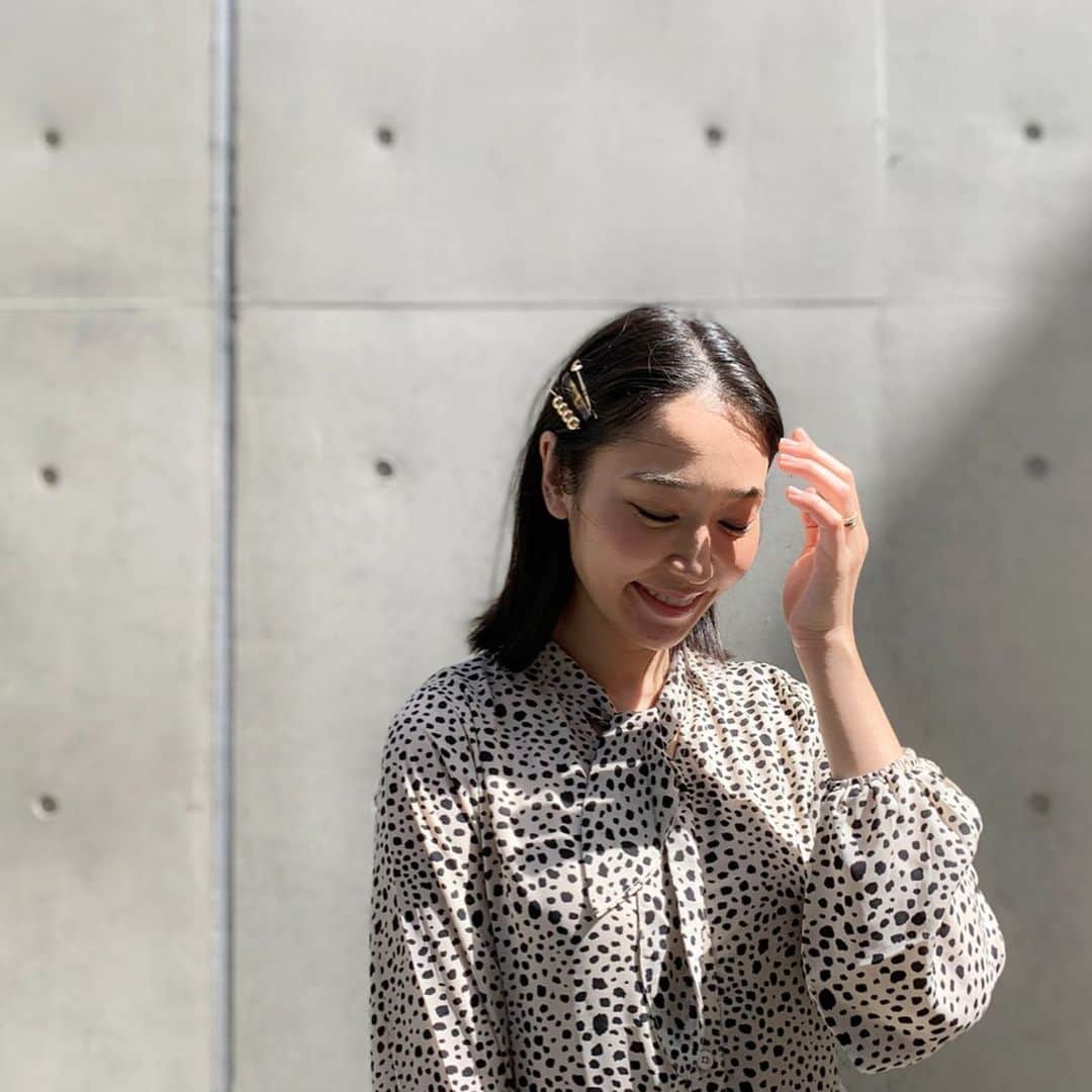 のインスタグラム：「outfit ヘアアクセサリーは @tarajarmon だよ♡  滅多につけないから、 たまには女の子気分を☺︎ . . #ママコーデ#ヘアアクセサリー#タラジャーモン  #ワンピース#ダルメシアン柄#fashion#tarajarmon #accessory #cordinate  #今日はとっても寒い #ダウンおろそうか迷ったけど #やめた #そして後悔なう。。😫」