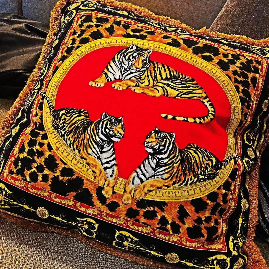 のインスタグラム：「👑👑👑 可愛すぎ。前行ったお店がVERSACEだらけで可愛いすぎた。 #VERSACE #japan #tokyo #SOLIDEMO #KAZUYA」