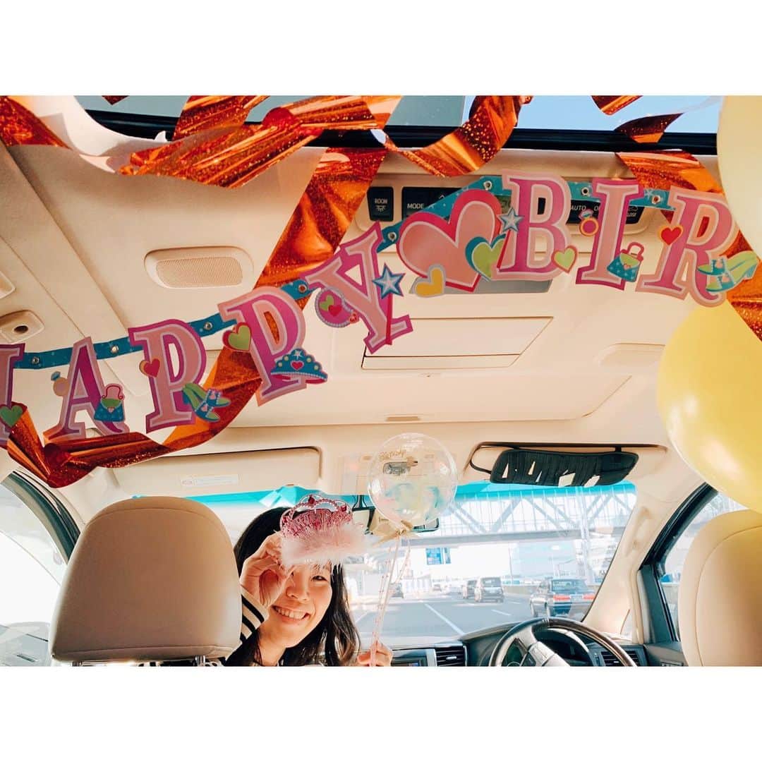 紗栄子さんのインスタグラム写真 - (紗栄子Instagram)「とある日🌞。 仕事に向かう車の中で突然マネージャーKくんから夜ご飯のお誘いを受け、ただそれが何とも不自然すぎたのでなんとなく感づいてしまった私のお誕生日会プロジェクト...🎂🎉w  Kくんの不自然さにどうにもこらえきれず、「...もしかして私のお誕生日お祝いしようとしてくれてる？w」と聞いてみたら、「...バレてしまいましたが何をするかは当日サプライズなのでもうそれ以上詮索しないでくださいね！！w」と言われ、楽しみに迎えたお誕生日会当日...🦄✨ お迎えに来てくれた車に乗ってみると、可愛くデコレーションされた車内に満面の笑みのマネージャーKくんとFちゃんが👫🚗💘✨ そしてFちゃんから私にフワフワのピンクのティアラと羽の入った手持ちの風船が手渡され、プリンセスとなった33歳の私が乗った車は出発🧚‍♀️🌈✨w  サプライズということで何をするか知らされていないので、どこに行くかもわからないままあれこれ予想をしながら着いた先は、なんとまさかの文房具やさん😳📚！！ てっきりどこかでお祝いされるのかと思っていたから文房具屋さんで何をするのかと不思議に思っていたら、 なんとここはカスタマイズで自分の好みの手帳を作ることができるお店で、そしてこの後もう一件連れていってくれたお店も自分好みの色のインクを作ることができるお店でした🖋✨ 。  ボロボロになった私の手帳や子供達に手紙を書くときに必ず必要なペンのことを知っている、いつも近くで支えてくれている2人からの最高の体験型のプレゼント💘✨ お誕生日はドッヂボール大会とかみんなで出来ることがやりたいといつの日か私が言っていた要望を覚えててくれて、ただテニス肘で思うように腕が使えなくなってしまった私の願望をこんな形で叶えてくれた2人✨✨✨ 本当にありがとう💘💘💘💘 そしてその後、ご飯屋さんに着いたらマネージャーチームとボランティアメンバーのみんながお祝いをしてくれて、この日は至れり尽くせりなプリンセスDAYとなりました🧚‍♀️💘✨ みんなありがとう💝そしてこれからもどうぞよろしくお願いします💝 #道中でFちゃんに大好きなカヤバ珈琲のたまごサンドとKくんにはモスシェイクを買ってもらいました✨」11月28日 15時06分 - saekoofficial