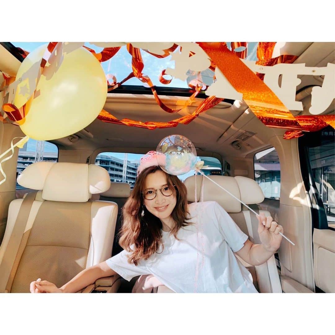 のインスタグラム：「とある日🌞。 仕事に向かう車の中で突然マネージャーKくんから夜ご飯のお誘いを受け、ただそれが何とも不自然すぎたのでなんとなく感づいてしまった私のお誕生日会プロジェクト...🎂🎉w  Kくんの不自然さにどうにもこらえきれず、「...もしかして私のお誕生日お祝いしようとしてくれてる？w」と聞いてみたら、「...バレてしまいましたが何をするかは当日サプライズなのでもうそれ以上詮索しないでくださいね！！w」と言われ、楽しみに迎えたお誕生日会当日...🦄✨ お迎えに来てくれた車に乗ってみると、可愛くデコレーションされた車内に満面の笑みのマネージャーKくんとFちゃんが👫🚗💘✨ そしてFちゃんから私にフワフワのピンクのティアラと羽の入った手持ちの風船が手渡され、プリンセスとなった33歳の私が乗った車は出発🧚‍♀️🌈✨w  サプライズということで何をするか知らされていないので、どこに行くかもわからないままあれこれ予想をしながら着いた先は、なんとまさかの文房具やさん😳📚！！ てっきりどこかでお祝いされるのかと思っていたから文房具屋さんで何をするのかと不思議に思っていたら、 なんとここはカスタマイズで自分の好みの手帳を作ることができるお店で、そしてこの後もう一件連れていってくれたお店も自分好みの色のインクを作ることができるお店でした🖋✨ 。  ボロボロになった私の手帳や子供達に手紙を書くときに必ず必要なペンのことを知っている、いつも近くで支えてくれている2人からの最高の体験型のプレゼント💘✨ お誕生日はドッヂボール大会とかみんなで出来ることがやりたいといつの日か私が言っていた要望を覚えててくれて、ただテニス肘で思うように腕が使えなくなってしまった私の願望をこんな形で叶えてくれた2人✨✨✨ 本当にありがとう💘💘💘💘 そしてその後、ご飯屋さんに着いたらマネージャーチームとボランティアメンバーのみんながお祝いをしてくれて、この日は至れり尽くせりなプリンセスDAYとなりました🧚‍♀️💘✨ みんなありがとう💝そしてこれからもどうぞよろしくお願いします💝 #道中でFちゃんに大好きなカヤバ珈琲のたまごサンドとKくんにはモスシェイクを買ってもらいました✨」