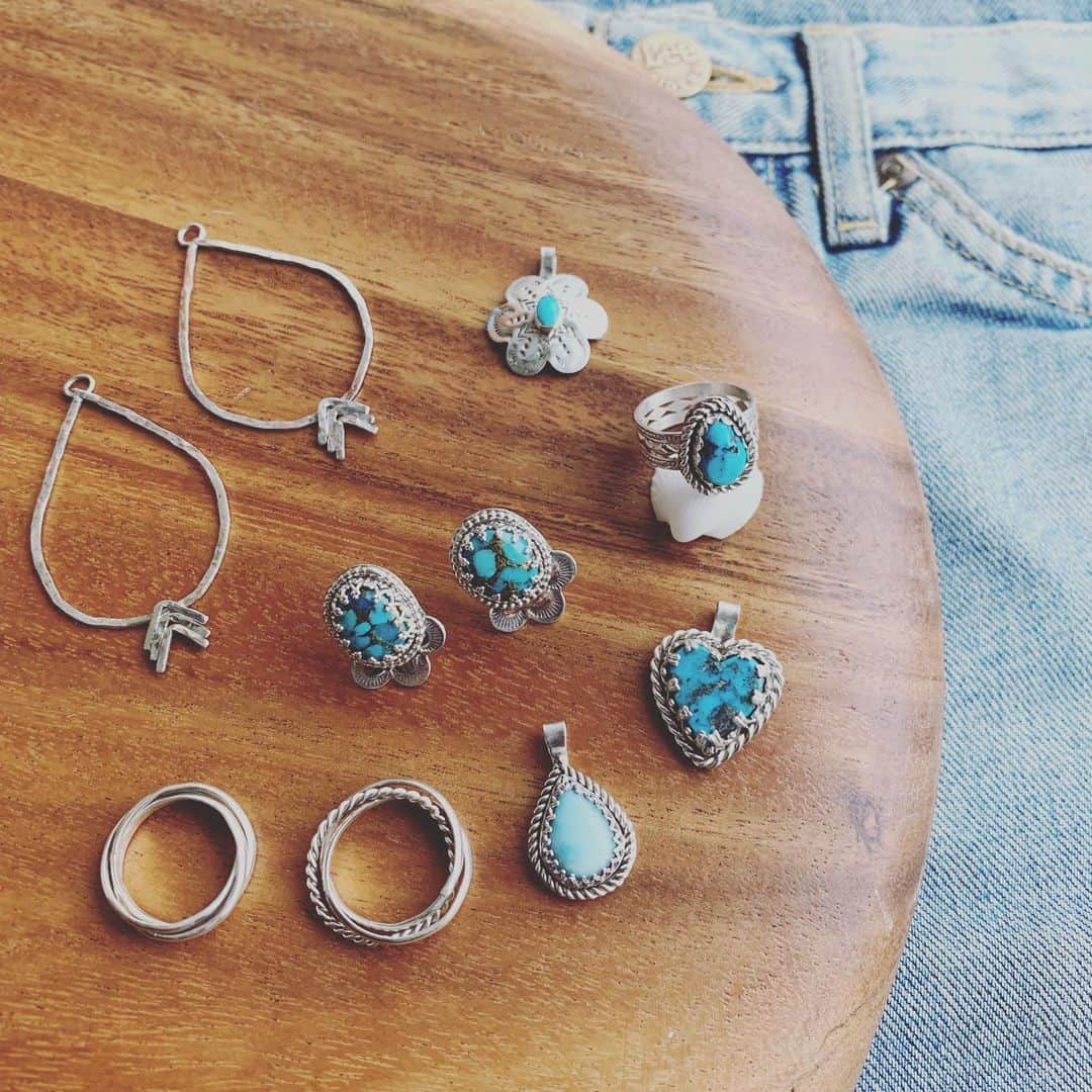 the_thebonz20さんのインスタグラム写真 - (the_thebonz20Instagram)「new💠 ・ ＊drop sleeping beauty turquoise ring ・ ＊copper turquoise earrings ・ ＊heart natural turquoisependant ・ ＊flower concho pendant ・ ＊drop hoop arrow earrings ・ ＊drop larimar pendant ・ ＊three stranded rings (plane or twist) ・ 今週末は平塚ららぽーとでマルシェに出店します💁‍♀️ ・ #コンチョリング#コンチョ#ナバホ族#インディアンジュエリー#ナバホ#ナバホジュエリー#彫金#ハンドメイド#ツイストリング#ボールリング#シルバーアクセサリー#シルバーリング#silver950#ターコイズリング#ハートターコイズ#ラリマー#アロー#sterlingsilver#navajo#indianjewelry#silverjewelry#handmade#turquoisejewelry#handmadeaccessory#larimarjewelry#sterlingsilverjewelry#concho#conchojewelry#heartjewelry」11月28日 15時08分 - thebonz20