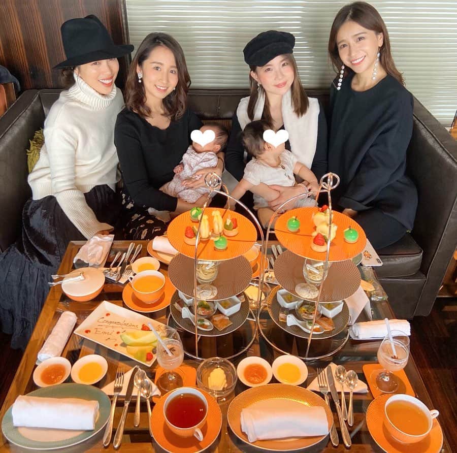 小野恵美さんのインスタグラム写真 小野恵美instagram マンダリンオリエンタル東京でアフタヌーンティー ドレスコードはモノトーン 産後やっと会えた悠美さんと池ちゃんにも たくさん抱っこしてもらえました お祝いプレートまでありがとうござい