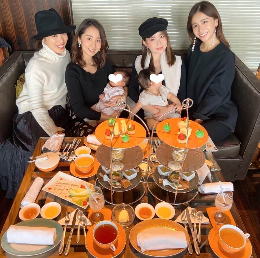 小野恵美のインスタグラム：「マンダリンオリエンタル東京でアフタヌーンティー🍽💐 ・ ・ ドレスコードはモノトーン❤︎ ・ 産後やっと会えた悠美さんと池ちゃんにも、たくさん抱っこしてもらえました💕 お祝いプレートまでありがとうございます✨ なんて幸せなんだー🥰  事前にお伝えしておくのが必要ですが、赤ちゃん連れにも優しいラウンジでした🤱✨ #マンダリンオリエンタル東京 #マンダリン #アフタヌーンティー #afternoontea #女子会 #ランチ #日本橋 #女の子ママ #ママコーデ #モノトーン #モノトーンコーデ」