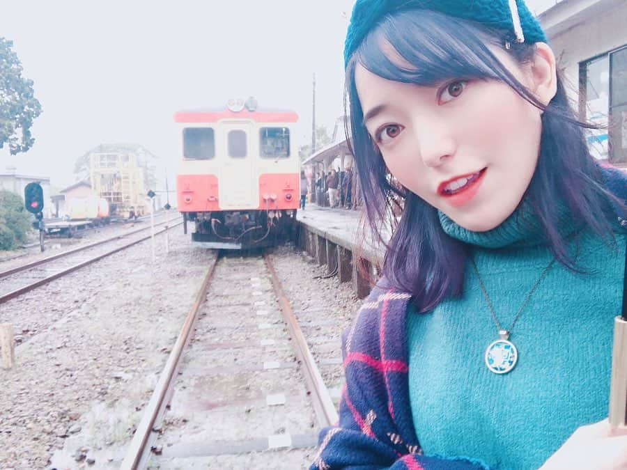 すずきあすかさんのインスタグラム写真 - (すずきあすかInstagram)「日本旅行×いすみ鉄道 「いすみ鉄道グルメ列車 美味しい料理と鉄道のマリアージュ おとなのピクニック」🎶 . かつてたくさんの車両があったキハ28は、廃車を免れたこの1両しか現存してないんだって！ いつまで現役で走れるのかは車掌さんもら未知数… ノスタルジックな国鉄時代にタイムスリップしたい方はお早めに🚃 . 雨の日の車窓も癒されるね😌✨ . . #いすみ鉄道 #大多喜 #おとなのピクニック #ローカル鉄道 #PR #ピクニック #鉄道 #いすみ #風景 #景色 #癒し #カメラ女子 #鉄子 #ノスタルジック #レトロ #グルメ #日本の風景 #旅好きな人と繋がりたい #風景写真好きな人と繋がりたい #おしゃピク #instagood #キハ28 #千葉グルメ #がんばろう千葉 #自然 #日帰り旅行 #女子旅 #タビジョ#あすにゃんグルメ #あすにゃん旅行」11月28日 15時09分 - suzukiasukadesu