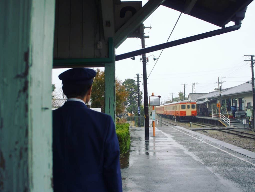 すずきあすかさんのインスタグラム写真 - (すずきあすかInstagram)「日本旅行×いすみ鉄道 「いすみ鉄道グルメ列車 美味しい料理と鉄道のマリアージュ おとなのピクニック」🎶 . かつてたくさんの車両があったキハ28は、廃車を免れたこの1両しか現存してないんだって！ いつまで現役で走れるのかは車掌さんもら未知数… ノスタルジックな国鉄時代にタイムスリップしたい方はお早めに🚃 . 雨の日の車窓も癒されるね😌✨ . . #いすみ鉄道 #大多喜 #おとなのピクニック #ローカル鉄道 #PR #ピクニック #鉄道 #いすみ #風景 #景色 #癒し #カメラ女子 #鉄子 #ノスタルジック #レトロ #グルメ #日本の風景 #旅好きな人と繋がりたい #風景写真好きな人と繋がりたい #おしゃピク #instagood #キハ28 #千葉グルメ #がんばろう千葉 #自然 #日帰り旅行 #女子旅 #タビジョ#あすにゃんグルメ #あすにゃん旅行」11月28日 15時09分 - suzukiasukadesu