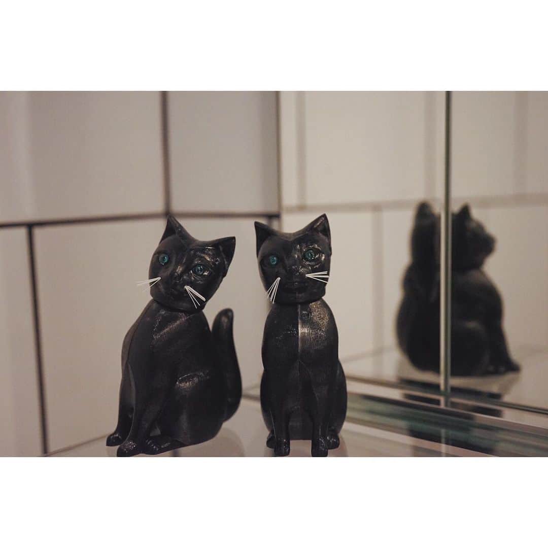 eriさんのインスタグラム写真 - (eriInstagram)「首振り黒猫の置物。赤べこ、猫バージョン。DONADONAへ！　@donadona_tokyo」11月28日 15時10分 - e_r_i_e_r_i