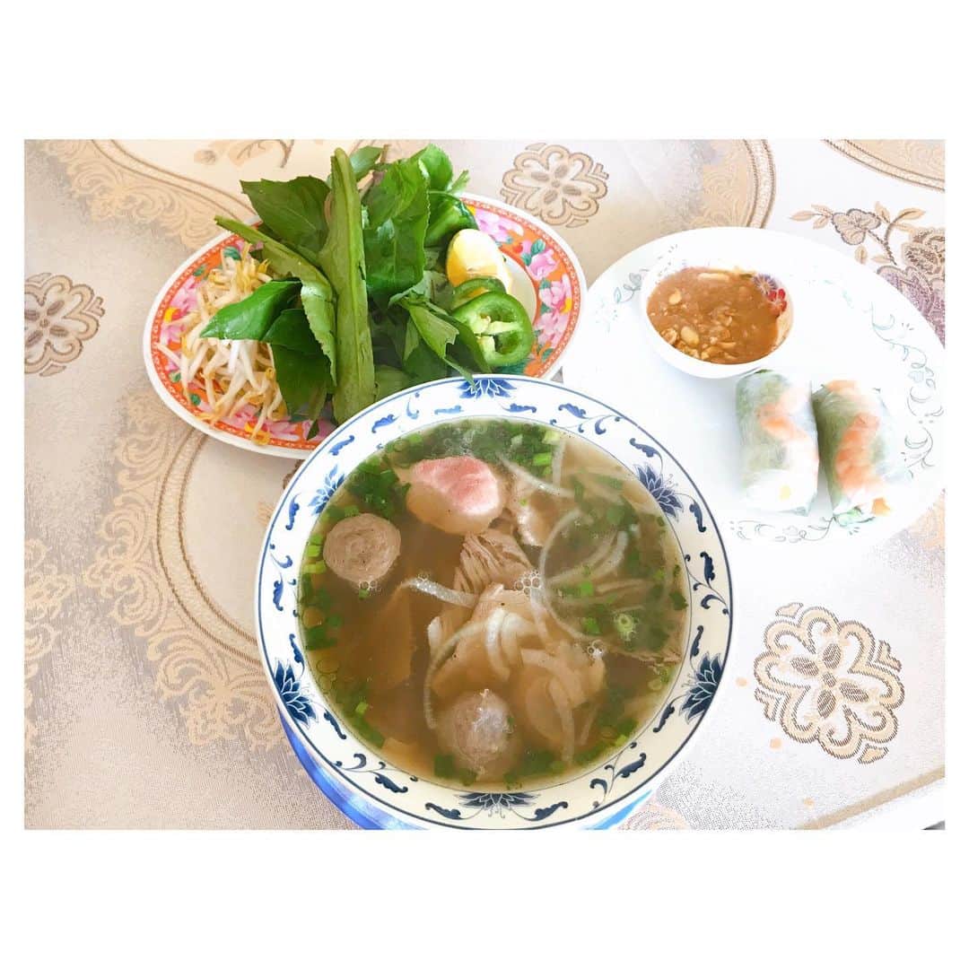 荒川れん子のインスタグラム：「To avoid gluten is not difficult at Vietnamese restaurant🇻🇳 グルテンフリーを始めてからベトナム料理率がぐぃーんと上がっています。お米ベースで助かる。 そして、たまたまなのか、私が行った時は100%ベトナム人らしきお客さんしか見ないこのお店。地味で落ち着く。美味しいし！ . .  #hawaii #oahu #vietnamesefood #luckywelivehawaii  #aftertraining #hawaiistagram #instahawaii #lunch #trip #foodie #lifeisajourney #glutenfree #hawaiilife #lifeisbeautiful #local #ハワイ #ハワイ暮らし #ハワイ旅行 #旅 #日々の暮らし #ランチ #一息 #ベトナム料理 #グルテンフリー #グルテンフリー生活 #地味 だけど #美味しい店 #ひとりこっそり食べる #トレーニング 帰り 地味極まりない #ハワイ生活」