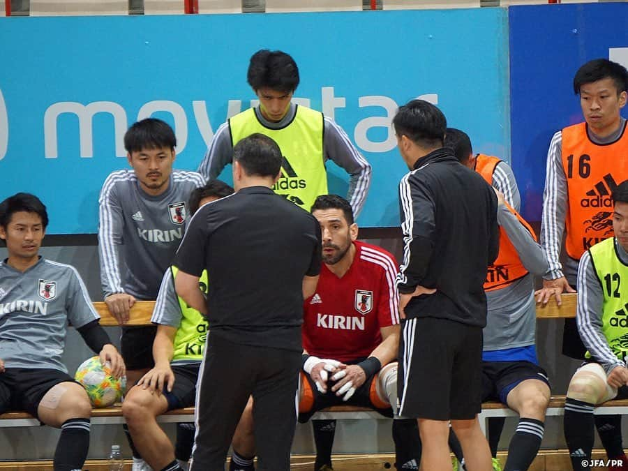 日本サッカー協会さんのインスタグラム写真 - (日本サッカー協会Instagram)「📸フットサル日本代表スペイン遠征　マドリードにてトレーニングキャンプを開始 ・ 12月2日(月)、3日(火)にフットサルスペイン代表と国際親善試合を行うフットサル日本代表は、会場となるマドリードにてトレーニングキャンプを開始しました。 ・ 移動日の翌日のトレーニング初日は2部練習を実施。午前中は全体でボールを使ったレクリエーションを実施して身体を温め、その後チーム戦術の確認を行いながら汗を流しました。午後はウォーミングアップ後、午前よりも強度の高いメニューに取り組みました。久しぶりの招集となった選手たちは代表チームのコンセプトを理解するため、ピッチ内外で積極的にコミュニケーションを取る姿が見られました。 ・ 国際親善試合 ～スペイン遠征～ 12月2日(月）・12月3日(火) vs フットサルスペイン代表 📍Pabellon Deportivo Rey Felipe VI」11月28日 15時22分 - japanfootballassociation