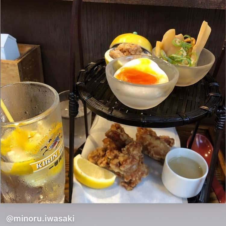 祇園麺処 むらじさんのインスタグラム写真 - (祇園麺処 むらじInstagram)「12月1日に室町店は1周年を迎えます🎉室町店のみの限定商品「せんべろセット」は2段カゴに入った豪華な品✨平日は17時〜19時、土日祝日は15時〜18時でお楽しみいただけます🍷🍾 @minoru.iwasaki 様にお写真をお借りしました。いつもご来店いただきありがとうございます😊  #せんべろセット #むらじ室町店  #麺処むらじ室町店  #時間限定 #せんべろ女子  #せんべろ忘年会 #プチ忘年会 #ミニ忘年会 #一人おつかれさま会  #ラーメン #ラーメン好きな人と繋がりたい  #鶏白湯ラーメン  #檸檬ラーメン #京都せんべろ  #京都ラーメン #ラーメン京都 #烏丸御池 #四条烏丸 #烏丸飲み会」11月28日 15時15分 - ramen_muraji