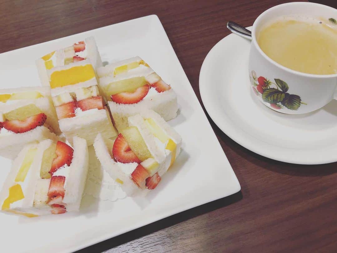 益田麻衣のインスタグラム：「生クリームが、甘さ控えめ少なめなので、新鮮なフルーツの味をダイレクトに感じられる♡  #ホソカワ #フルーツサンド #京都 #サンドイッチ #フルーツ専門店 #ランチ #ティータイム #おやつ」