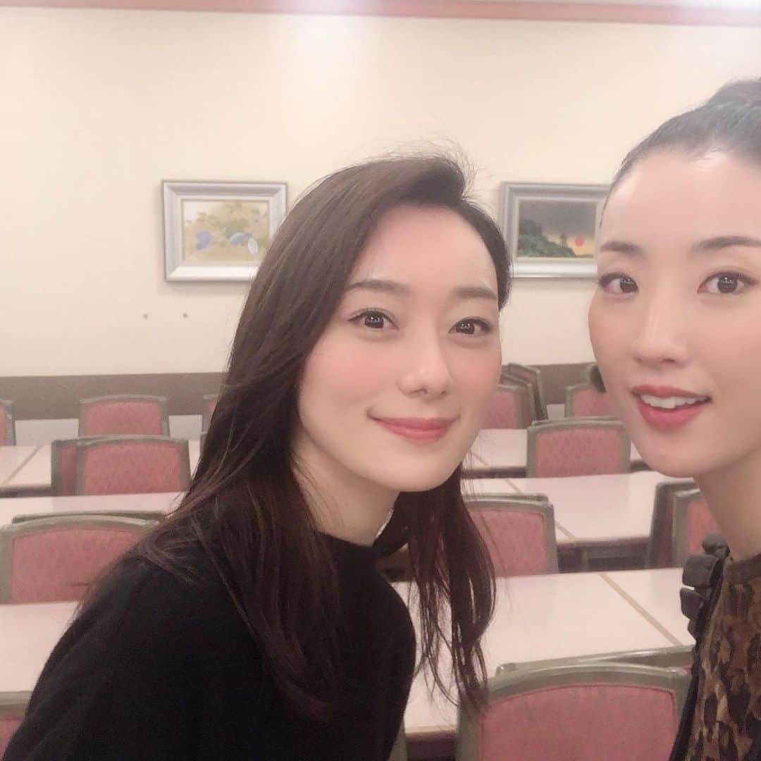 美翔かずきさんのインスタグラム写真 - (美翔かずきInstagram)「『ふるあめりかに袖はぬらさじ』大千秋楽でした😊✨ 再演ともなると皆様との一致団結感がさらに増して、和気あいあいの打ち上げでした😍 この私がこんなに沢山の方々とお写真を撮ってるのを見てもらえたら分かると思います✨✨✨ 再演のピーチさんは2年前とは別人と思うほど伸び伸びと楽しく演じれたと思います！2年前は2年前で最高の出来と思いますが、日々成長しているのですね✨2年前には見れなかった景色が見れました！ 今回の公演でも共演者の皆様の更にパワーアップしたお芝居を間近で見ることができ、自分自身の沢山の成長を感じました。これかも役者として成長していきたいです✨  博多座と明治座に足を運んで下さった皆様本当にありがとうございました❣️ 次回の舞台は、来年1月のラテンコンサートになります！ どんな歌を歌えるのか楽しみです✨✨✨ 皆さまぜひお越し下さい❤️❤️ チケットお申込みは、 vorsitzende.sonntag626@docomo.ne.jp まで❣️」11月28日 15時28分 - m_is_s_io_n