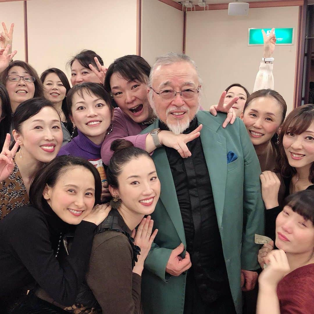 美翔かずきさんのインスタグラム写真 - (美翔かずきInstagram)「『ふるあめりかに袖はぬらさじ』大千秋楽でした😊✨ 再演ともなると皆様との一致団結感がさらに増して、和気あいあいの打ち上げでした😍 この私がこんなに沢山の方々とお写真を撮ってるのを見てもらえたら分かると思います✨✨✨ 再演のピーチさんは2年前とは別人と思うほど伸び伸びと楽しく演じれたと思います！2年前は2年前で最高の出来と思いますが、日々成長しているのですね✨2年前には見れなかった景色が見れました！ 今回の公演でも共演者の皆様の更にパワーアップしたお芝居を間近で見ることができ、自分自身の沢山の成長を感じました。これかも役者として成長していきたいです✨  博多座と明治座に足を運んで下さった皆様本当にありがとうございました❣️ 次回の舞台は、来年1月のラテンコンサートになります！ どんな歌を歌えるのか楽しみです✨✨✨ 皆さまぜひお越し下さい❤️❤️ チケットお申込みは、 vorsitzende.sonntag626@docomo.ne.jp まで❣️」11月28日 15時28分 - m_is_s_io_n