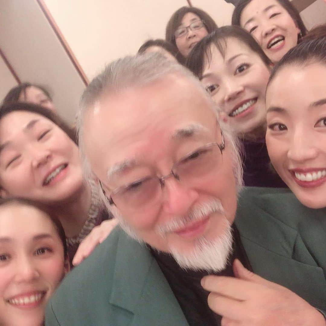 美翔かずきさんのインスタグラム写真 - (美翔かずきInstagram)「『ふるあめりかに袖はぬらさじ』大千秋楽でした😊✨ 再演ともなると皆様との一致団結感がさらに増して、和気あいあいの打ち上げでした😍 この私がこんなに沢山の方々とお写真を撮ってるのを見てもらえたら分かると思います✨✨✨ 再演のピーチさんは2年前とは別人と思うほど伸び伸びと楽しく演じれたと思います！2年前は2年前で最高の出来と思いますが、日々成長しているのですね✨2年前には見れなかった景色が見れました！ 今回の公演でも共演者の皆様の更にパワーアップしたお芝居を間近で見ることができ、自分自身の沢山の成長を感じました。これかも役者として成長していきたいです✨  博多座と明治座に足を運んで下さった皆様本当にありがとうございました❣️ 次回の舞台は、来年1月のラテンコンサートになります！ どんな歌を歌えるのか楽しみです✨✨✨ 皆さまぜひお越し下さい❤️❤️ チケットお申込みは、 vorsitzende.sonntag626@docomo.ne.jp まで❣️」11月28日 15時28分 - m_is_s_io_n