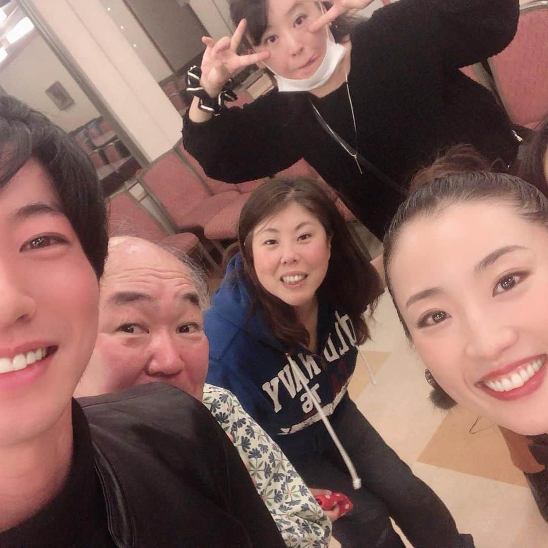 美翔かずきさんのインスタグラム写真 - (美翔かずきInstagram)「『ふるあめりかに袖はぬらさじ』大千秋楽でした😊✨ 再演ともなると皆様との一致団結感がさらに増して、和気あいあいの打ち上げでした😍 この私がこんなに沢山の方々とお写真を撮ってるのを見てもらえたら分かると思います✨✨✨ 再演のピーチさんは2年前とは別人と思うほど伸び伸びと楽しく演じれたと思います！2年前は2年前で最高の出来と思いますが、日々成長しているのですね✨2年前には見れなかった景色が見れました！ 今回の公演でも共演者の皆様の更にパワーアップしたお芝居を間近で見ることができ、自分自身の沢山の成長を感じました。これかも役者として成長していきたいです✨  博多座と明治座に足を運んで下さった皆様本当にありがとうございました❣️ 次回の舞台は、来年1月のラテンコンサートになります！ どんな歌を歌えるのか楽しみです✨✨✨ 皆さまぜひお越し下さい❤️❤️ チケットお申込みは、 vorsitzende.sonntag626@docomo.ne.jp まで❣️」11月28日 15時28分 - m_is_s_io_n