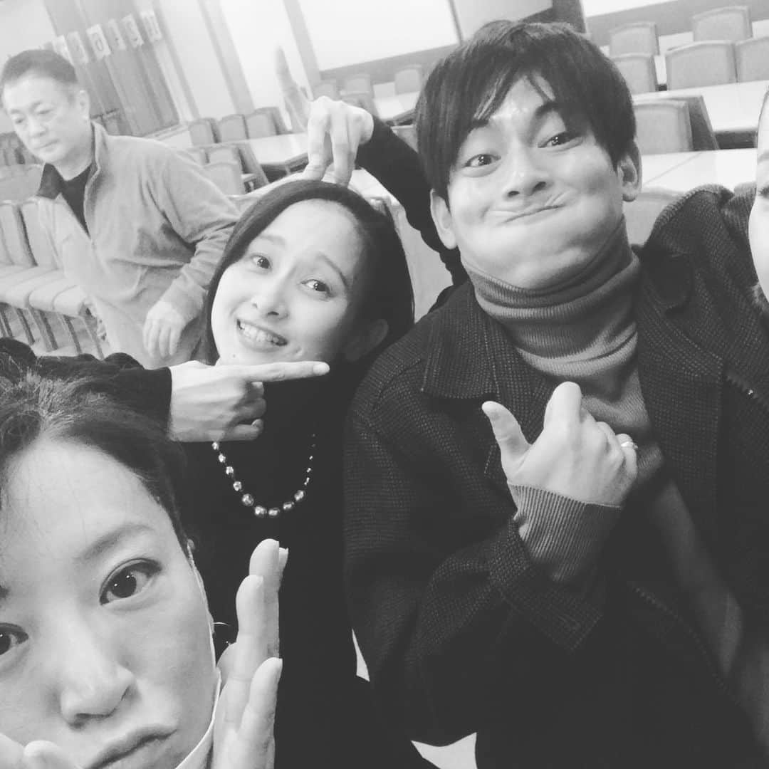 美翔かずきさんのインスタグラム写真 - (美翔かずきInstagram)「『ふるあめりかに袖はぬらさじ』大千秋楽でした😊✨ 再演ともなると皆様との一致団結感がさらに増して、和気あいあいの打ち上げでした😍 この私がこんなに沢山の方々とお写真を撮ってるのを見てもらえたら分かると思います✨✨✨ 再演のピーチさんは2年前とは別人と思うほど伸び伸びと楽しく演じれたと思います！2年前は2年前で最高の出来と思いますが、日々成長しているのですね✨2年前には見れなかった景色が見れました！ 今回の公演でも共演者の皆様の更にパワーアップしたお芝居を間近で見ることができ、自分自身の沢山の成長を感じました。これかも役者として成長していきたいです✨  博多座と明治座に足を運んで下さった皆様本当にありがとうございました❣️ 次回の舞台は、来年1月のラテンコンサートになります！ どんな歌を歌えるのか楽しみです✨✨✨ 皆さまぜひお越し下さい❤️❤️ チケットお申込みは、 vorsitzende.sonntag626@docomo.ne.jp まで❣️」11月28日 15時28分 - m_is_s_io_n