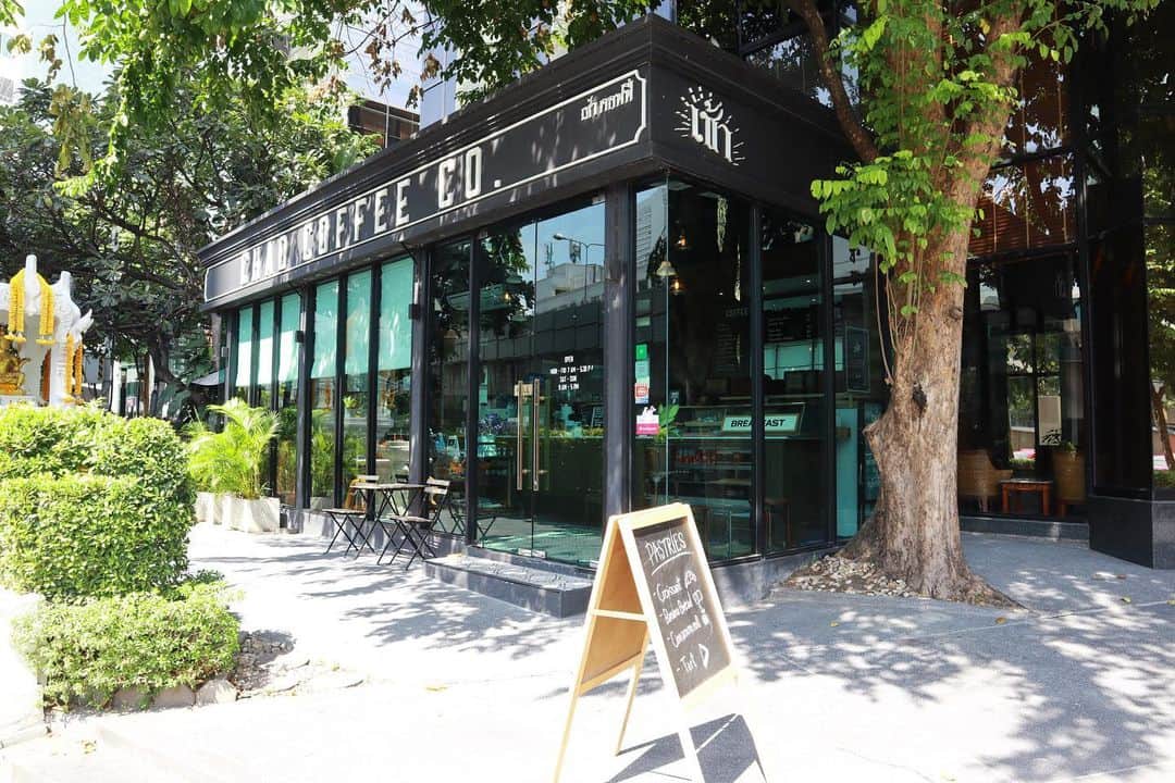 石井輝明さんのインスタグラム写真 - (石井輝明Instagram)「タイカフェ。 今日は朝からカフェのYouTubeの撮影でした。 毎週水曜日、よろしくお願いします。  #chaocoffeecompany #cafe #coffee #bangkokcafe #カフェ #タイカフェ #バンコクカフェ #カフェ芸人 #急に寒くなりましたね #寒いのはやっぱり辛い #雨も降って更に辛い #鍋食べたい #鍋の季節 #毎食鍋でいい #鍋に入ってもいいくらい #煮てほしい #少しなら #煮られたい願望 #銭湯行こうかな #そんな気になってきた #昨日温泉行ったけど」11月28日 15時29分 - comandanteishii