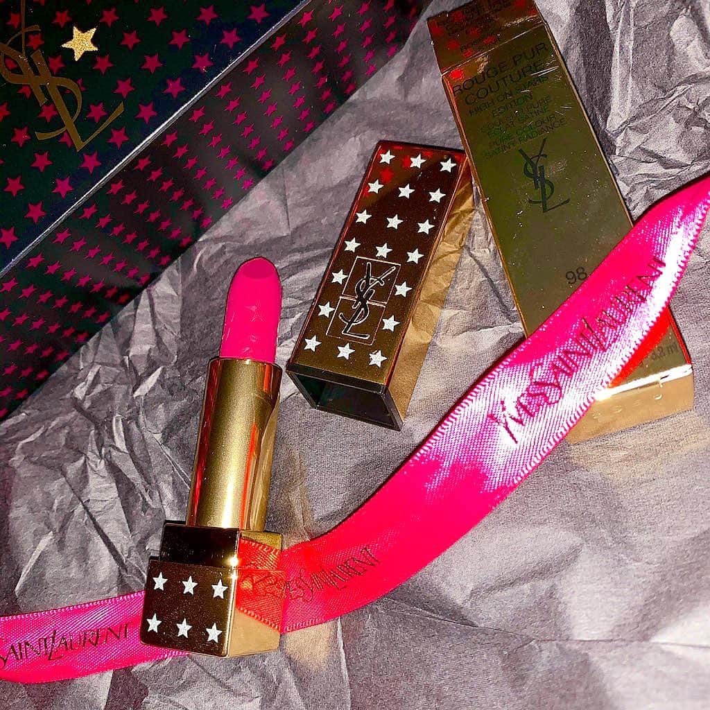 アンジェリカのインスタグラム：「⚜️❤︎ . シュイから誕プレ貰ったよ〜⭐️ ありがとう♛♡ . ⚜️❤︎ #誕プレ #ysl #クリスマスコフレ #星 #可愛い #コスメ #ありがとう」